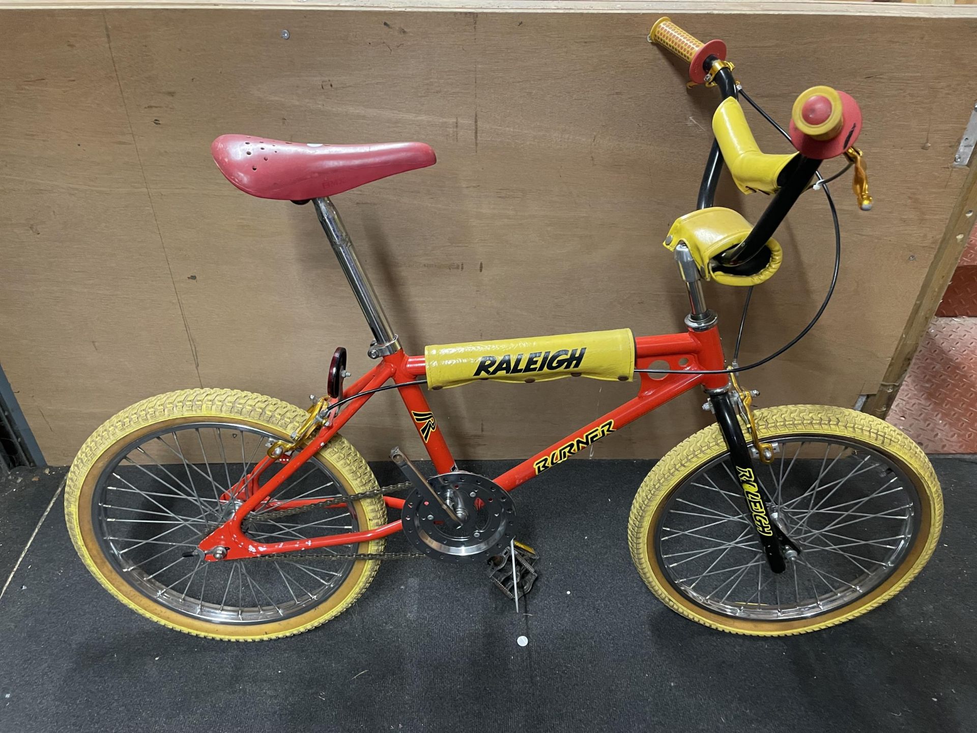 A RETRO 1980'S RED MARK 1 RALEIGH BURNER BIKE - Image 3 of 5