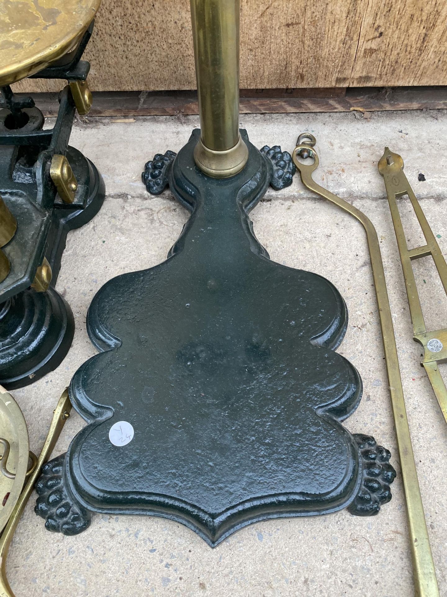 AN ASSORTMENT OF VINTAGE SCALES AND WEIGHTS TO INCLUDE A SET OF BALANCE SCALES, PLATFORM SCALES, - Image 5 of 7