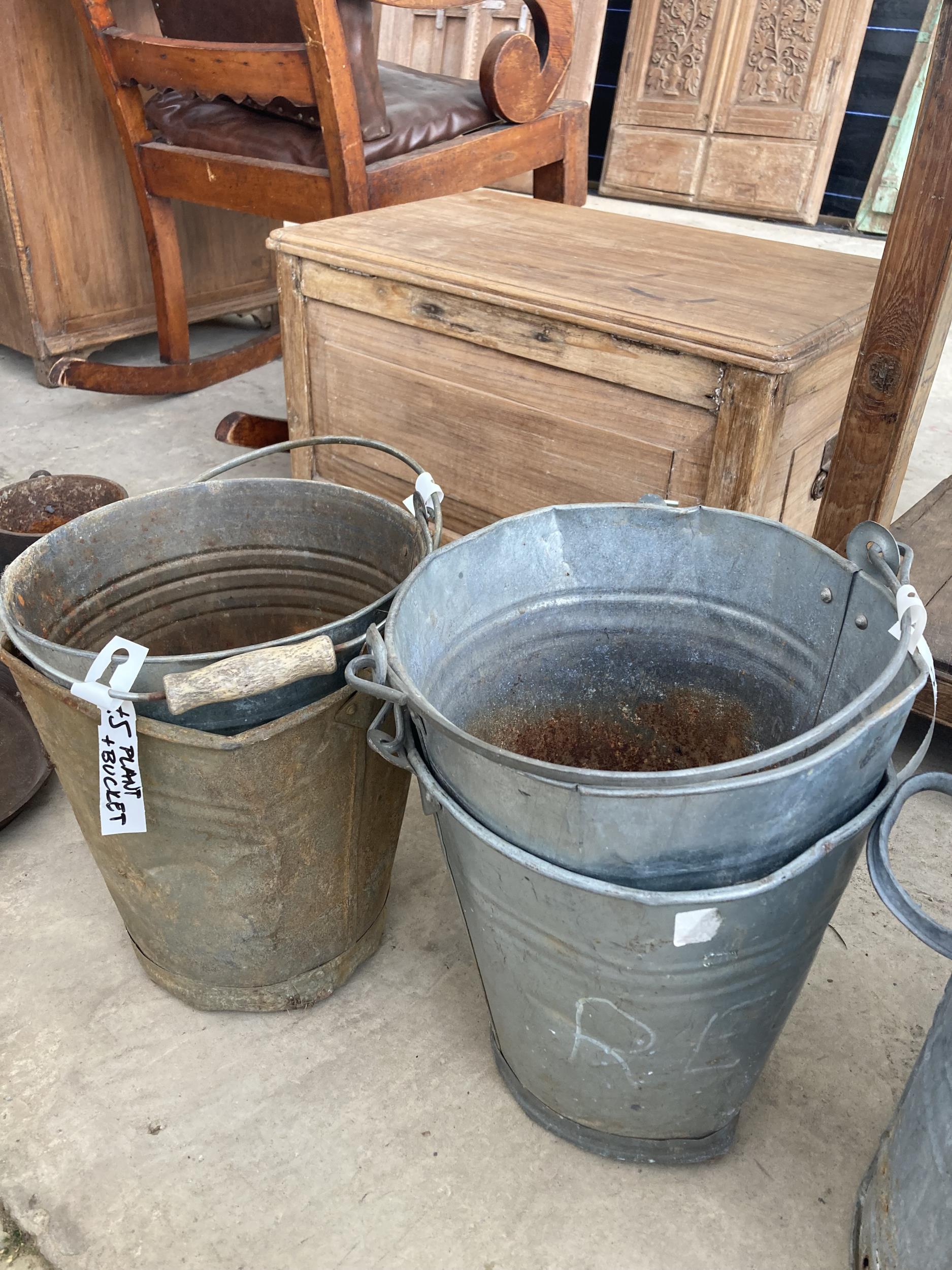 A GROUP OF VINTAGE GALVANISED BUCKETS TO INCLUDE A LIDDED EXAMPLE - Image 3 of 4