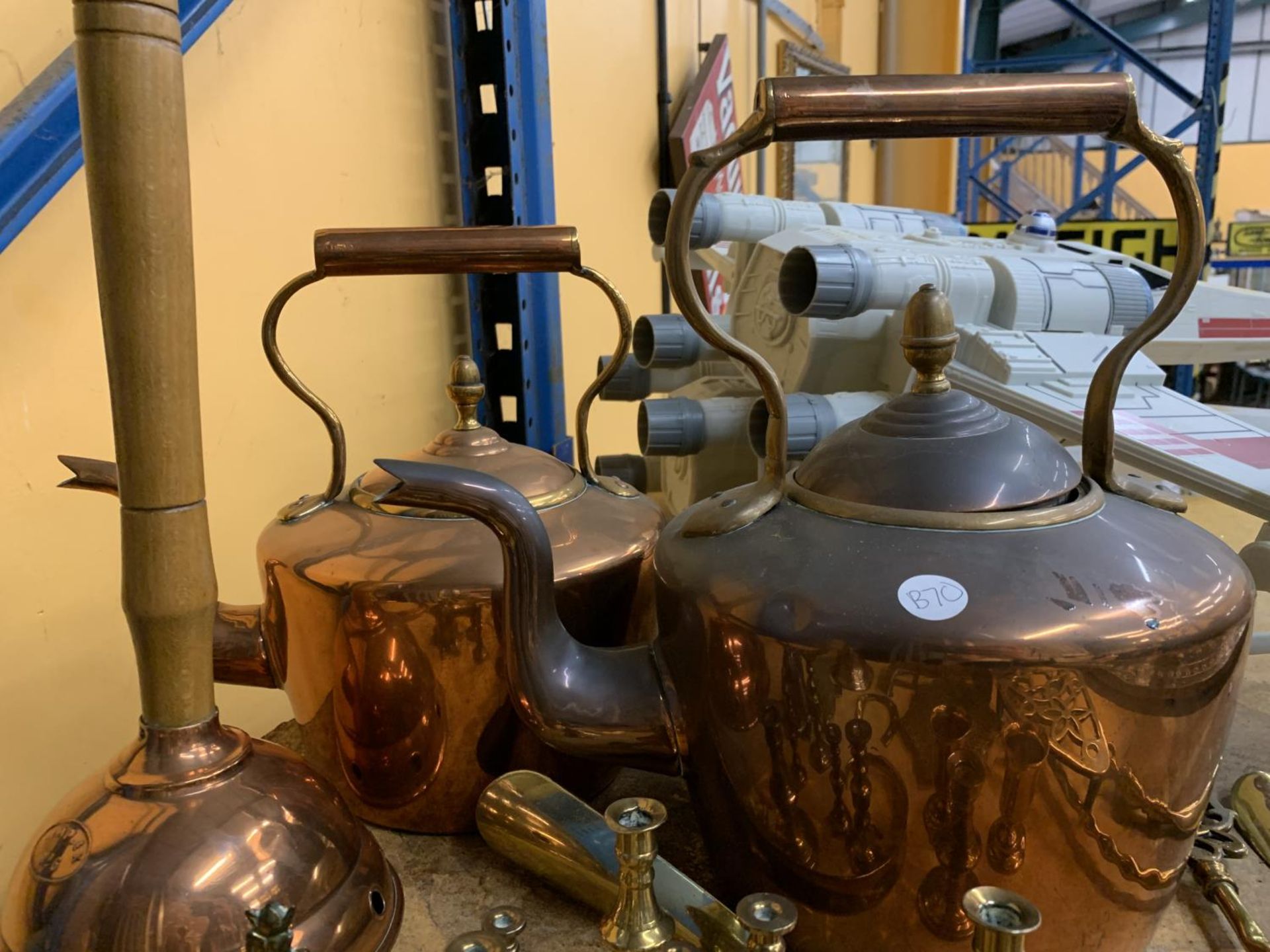 A LARGE QUANTITY OF COPPER AND BRASSWARE TO INCLUDE TWO LARGE BRASS AND COPPER KETTLES, BELLS, - Image 2 of 3