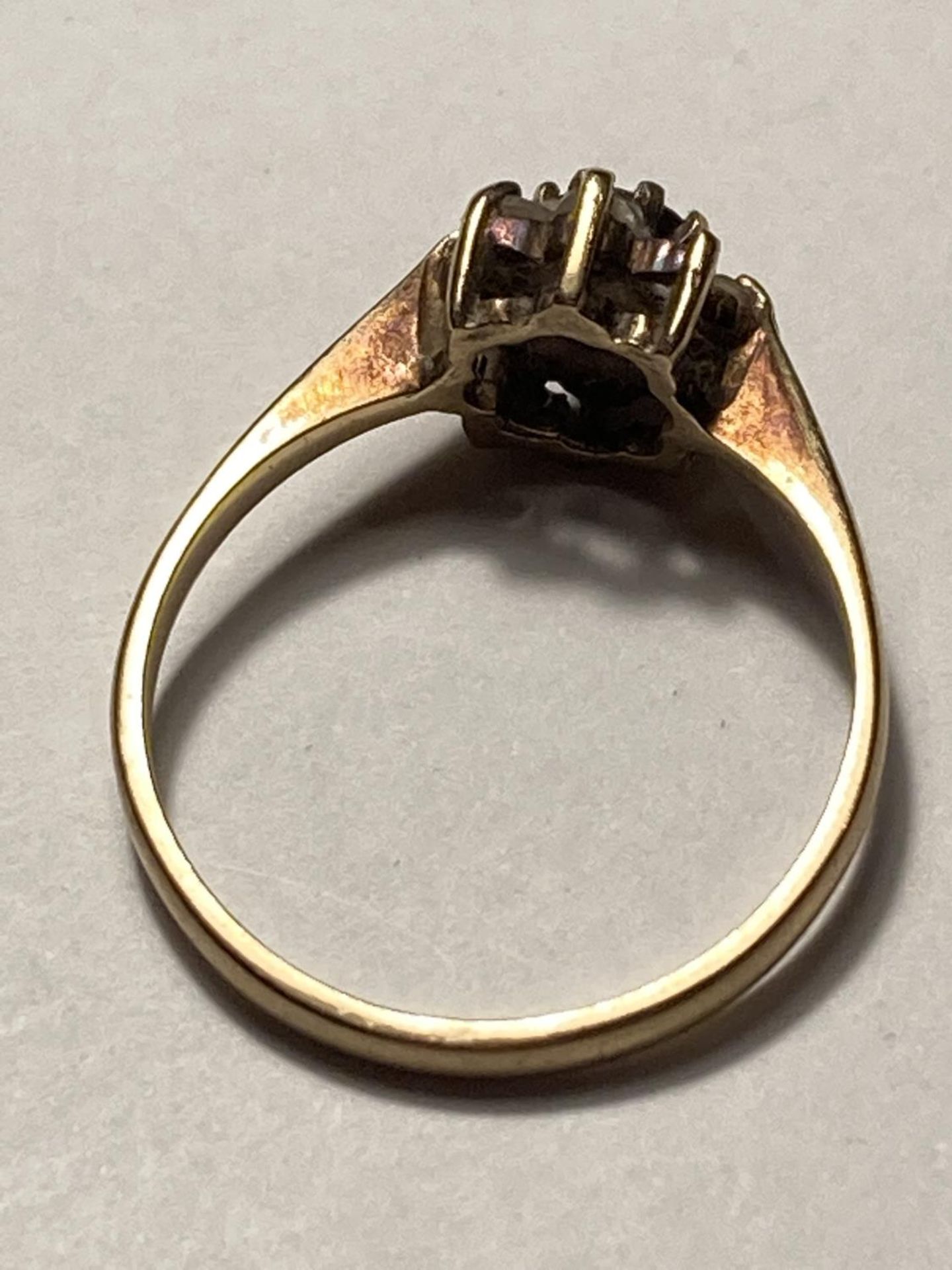 A 9 CARAT YELLOW GOLD RING WITH CENTRE GARNET AND FIVE SURROUNDING (TWO MISSING SHOULD HAVE SEVEN) - Image 3 of 3