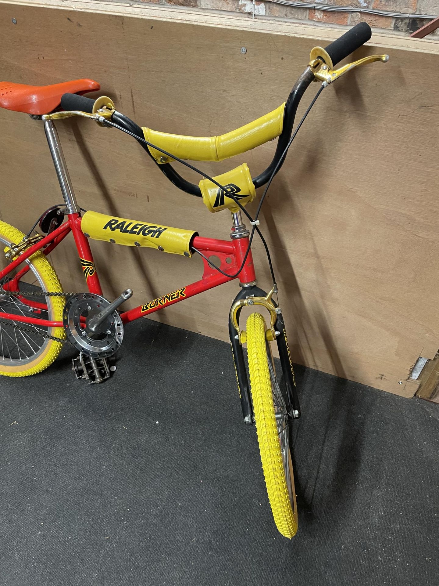 A RARE RETRO RED COASTER MARK 1 RALEIGH BURNER BIKE WITH PEDAL BACK BRAKES SEEN FULLY WORKING BUT NO - Image 4 of 5