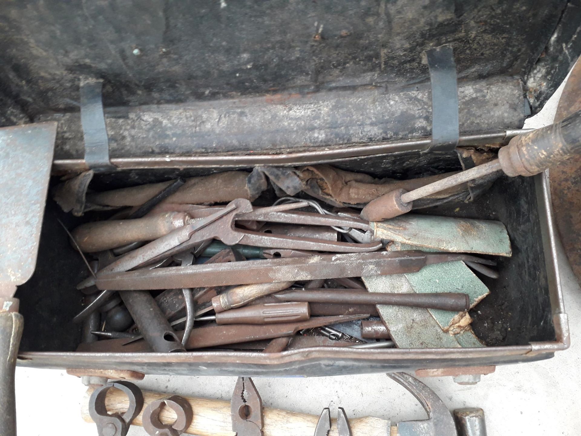 A TOOL BAG CONTAINING VARIOUS HAMMERS, SPANNERS, ETC - Bild 2 aus 3