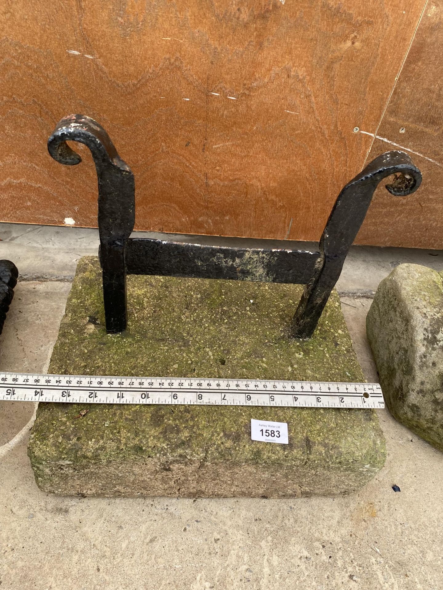 A METAL BOOT SCRAPER SET IN A PIECE OF YORK STONE - Bild 3 aus 3