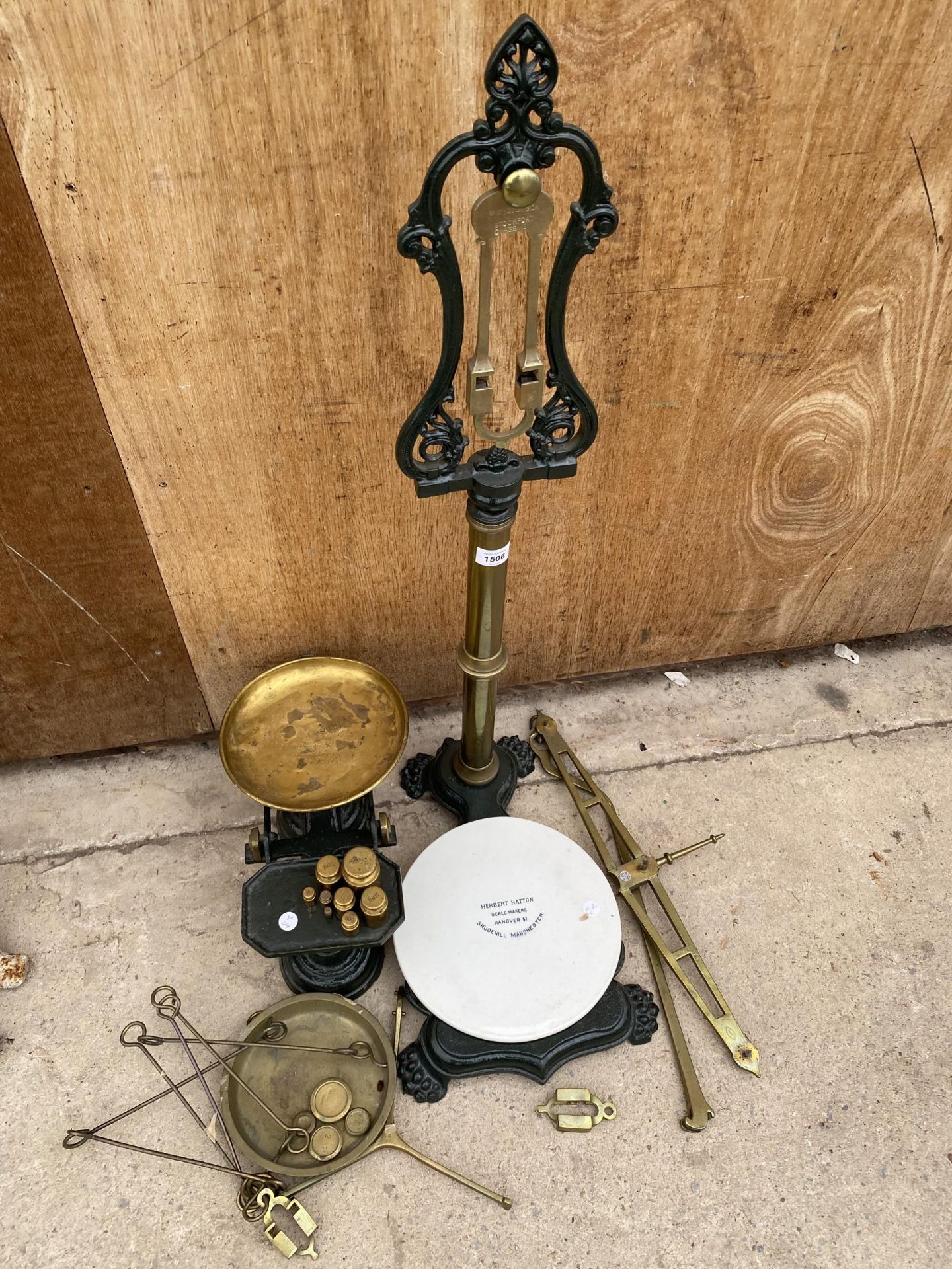 AN ASSORTMENT OF VINTAGE SCALES AND WEIGHTS TO INCLUDE A SET OF BALANCE SCALES, PLATFORM SCALES,