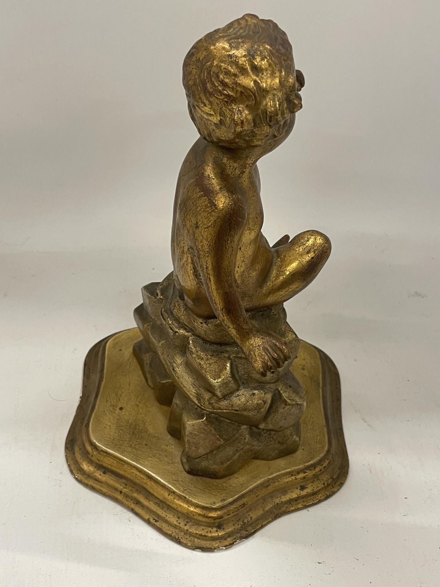 A GILT EFFECT CHERUB FIGURE - Bild 3 aus 3