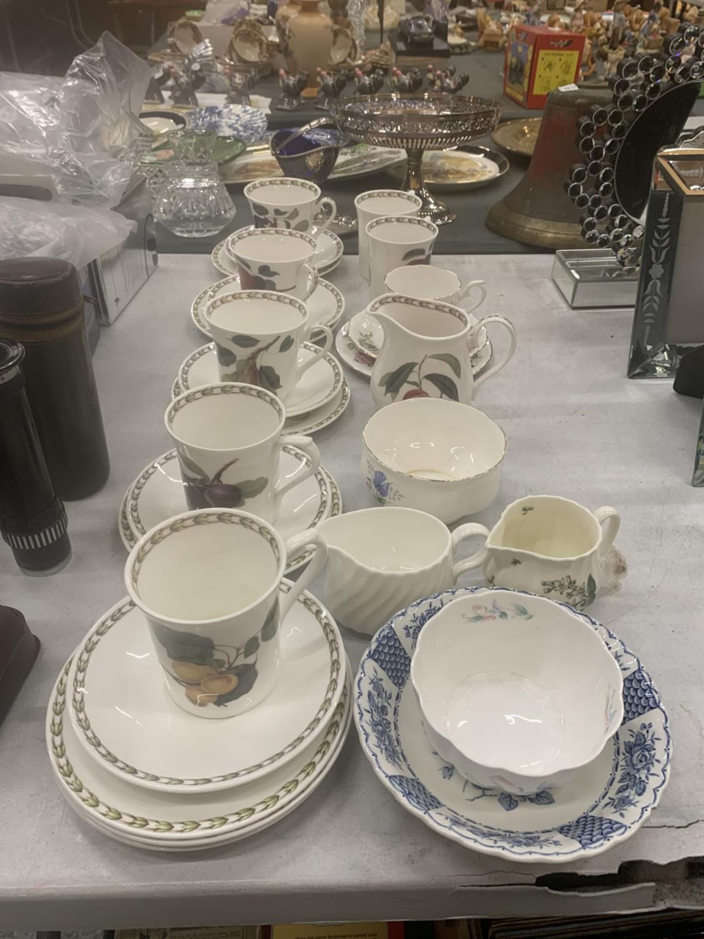 A QUANTITY OF THE ROYAL HORTICULTURAL SOCIETY BY QUEEN'S 'HOOKERS FRUIT' PATTERNED CUPS, SAUCERS,