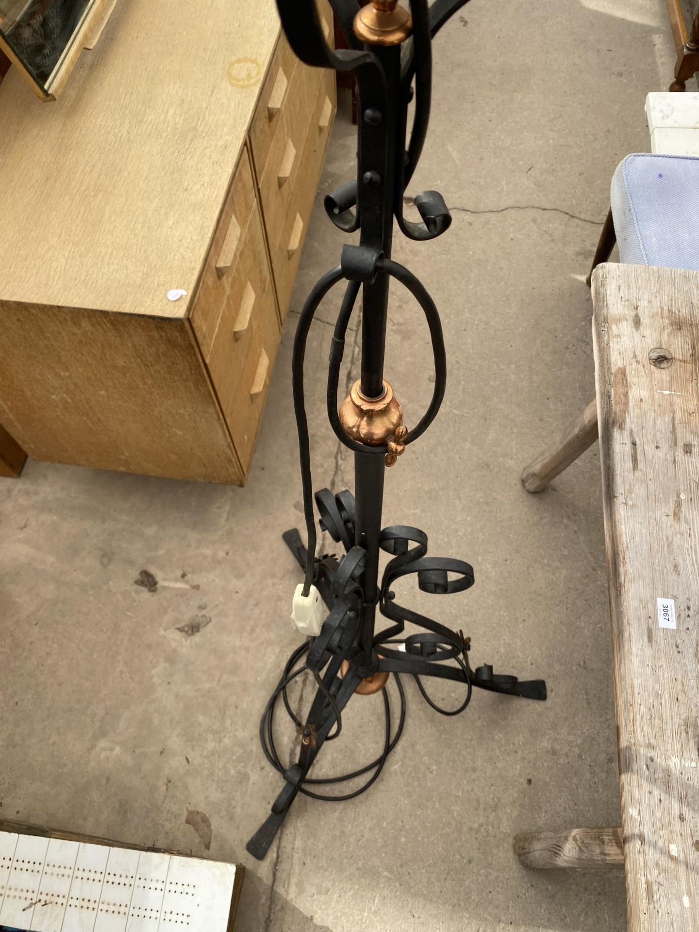 A BLACK WROUGHT IRON AND COPPER OIL STANDARD LAMP, CONVERTED TO ELECTRICITY - Bild 3 aus 3