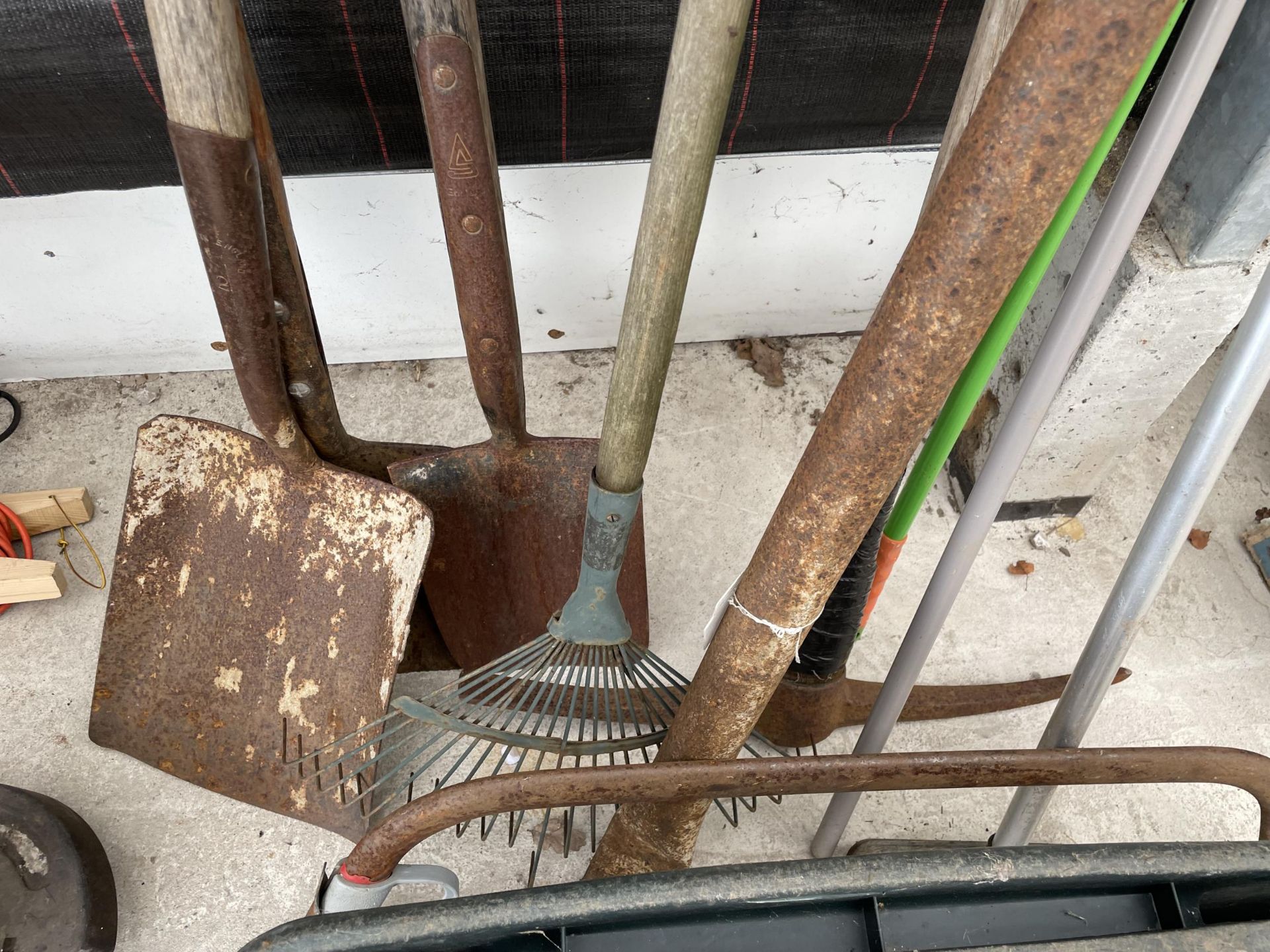 AN ASSORTMENT OF GARDEN TOOLS TO INCLUDE A SAW, SPADE, ETC - Image 2 of 2