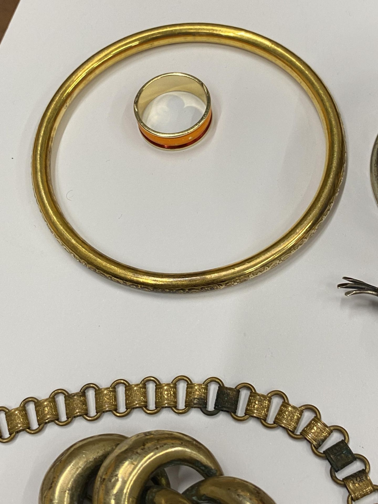 A MIXED LOT OF VINTAGE COSTUME JEWELLERY TO INCLUDE ROLLED GOLD BANGLE, ENAMEL TT BADGE, WHITE METAL - Image 2 of 5