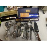 A QUANTITY OF VINTAGE FLATWARE TO INCLUDE KNIVES, FORKS, SPOONS, ETC - SOME BOXED