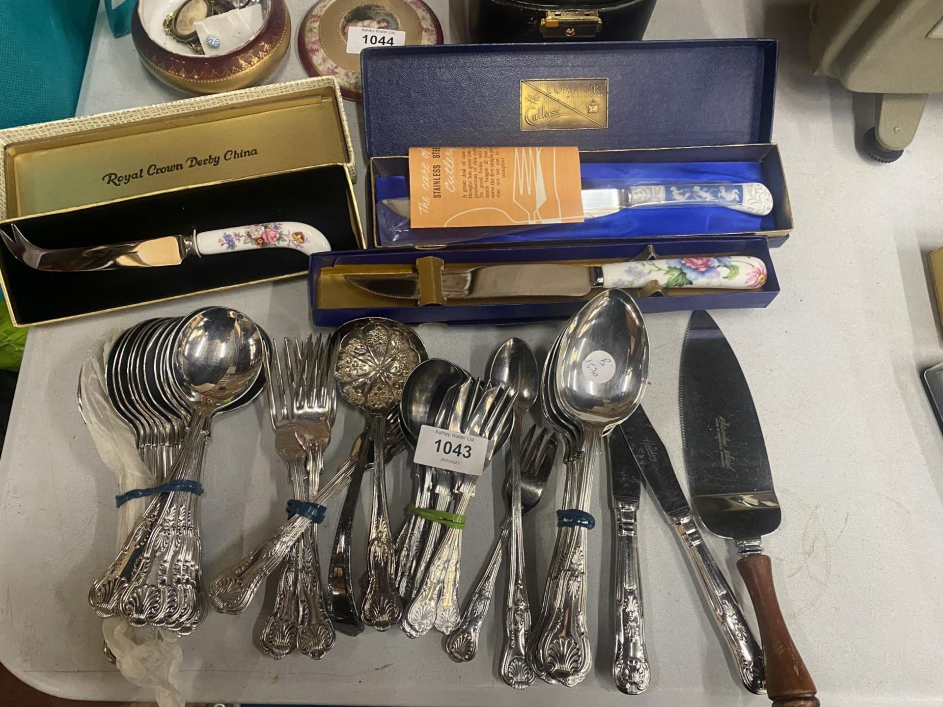 A QUANTITY OF VINTAGE FLATWARE TO INCLUDE KNIVES, FORKS, SPOONS, ETC - SOME BOXED