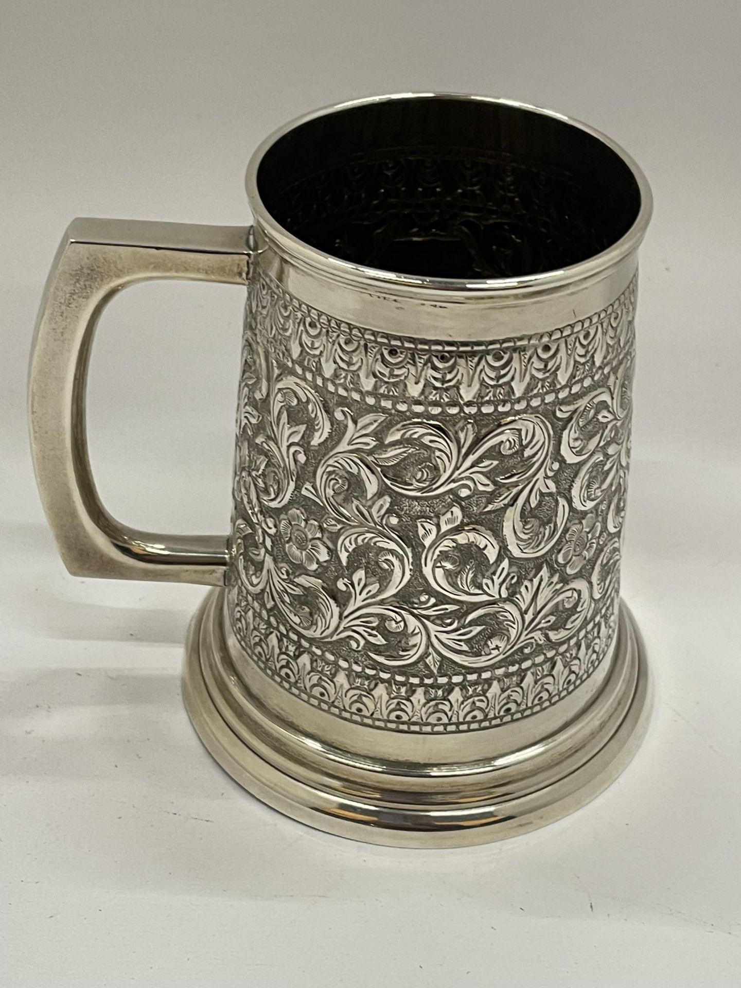 A STERLING SILVER TANKARD WITH FOLIATE CHASED AND ENGRAVED DESIGN WITH VACANT CARTOUCHE, STAMPED - Bild 2 aus 3