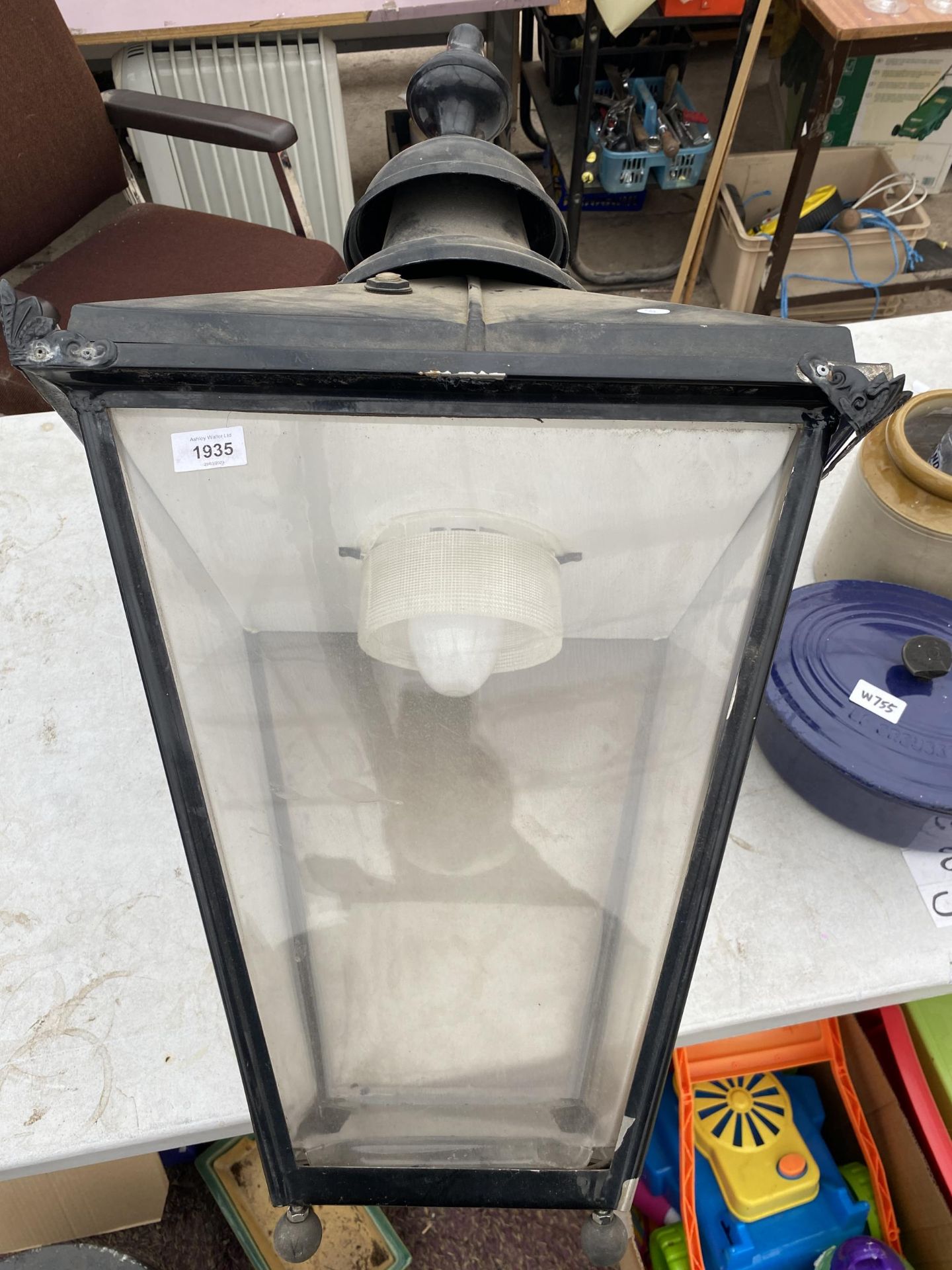 A VINTAGE STYLE METAL COURTYARD LIGHT FITTING