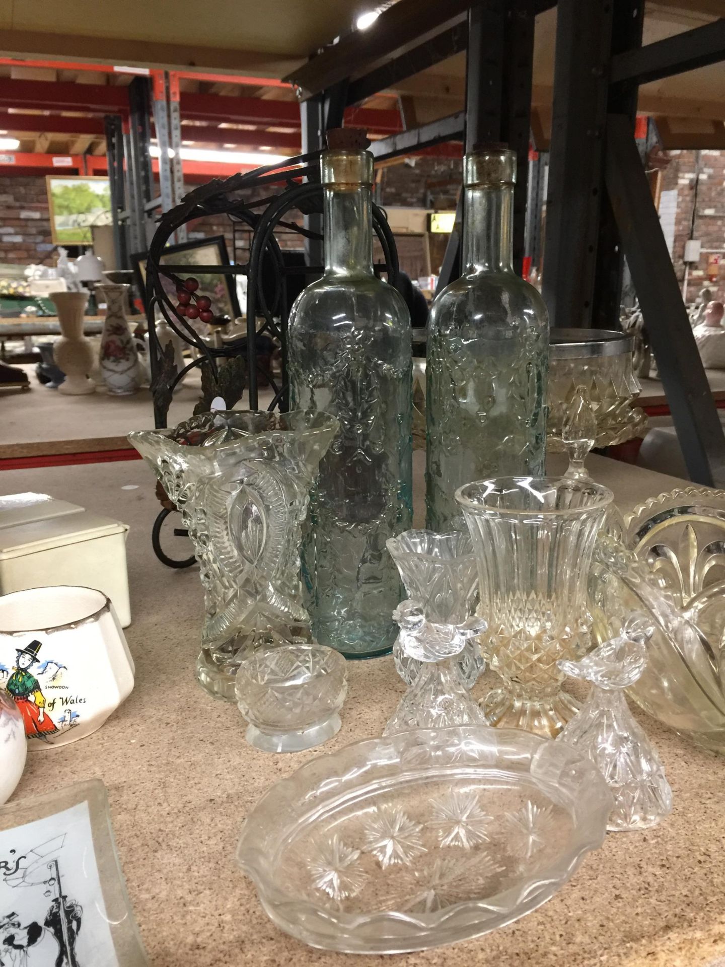 A QUANTITY OF GLASSWARE TO INCLUDE BOWLS, VASES, BOTTLES, ORNAMENTS TOGETHER WITH A BOTTLE RACK - Image 2 of 3
