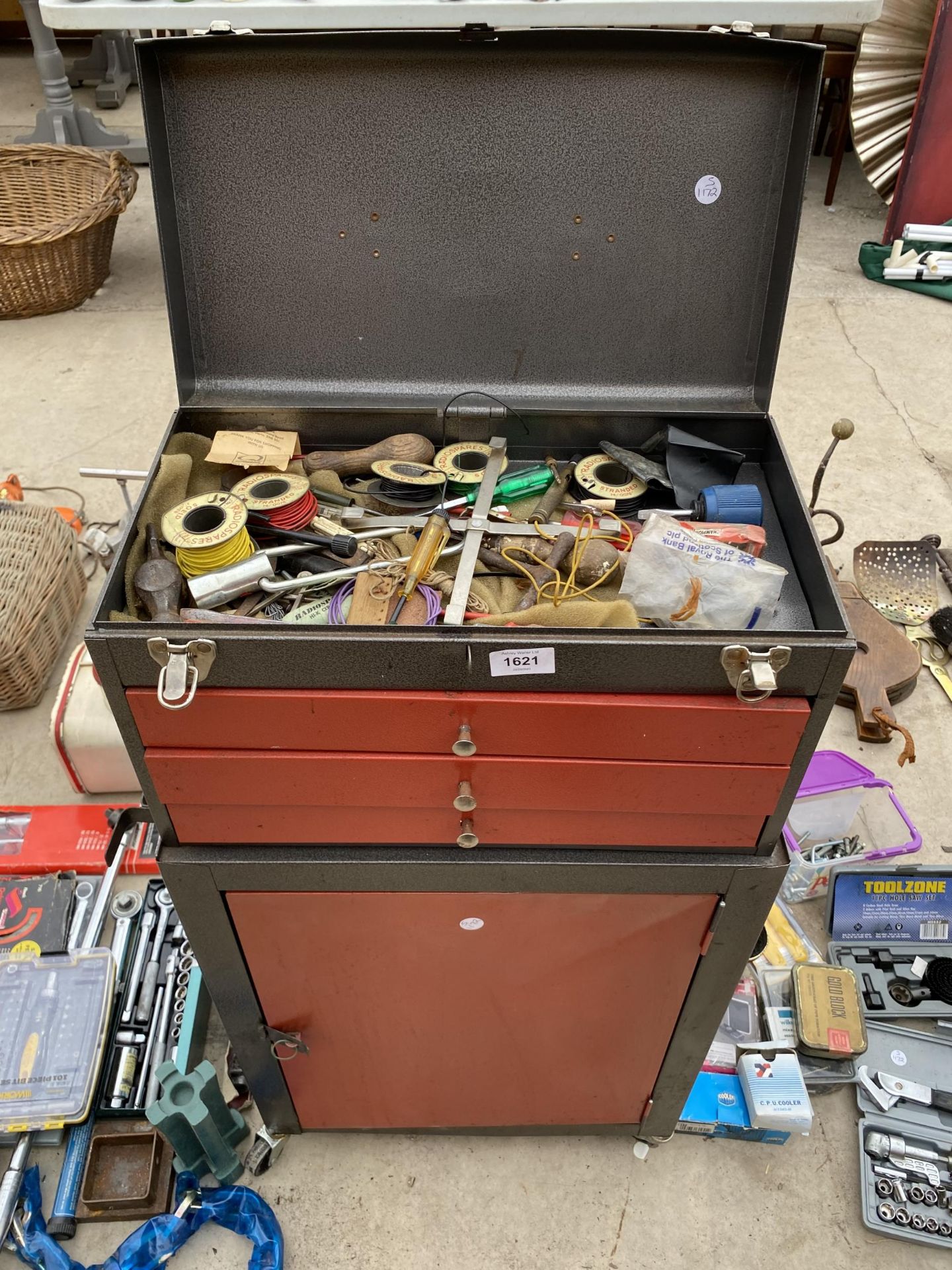 A WHEELED TOOL TROLLEY AND AN ASSORTMENT OF HARDWARE ETC