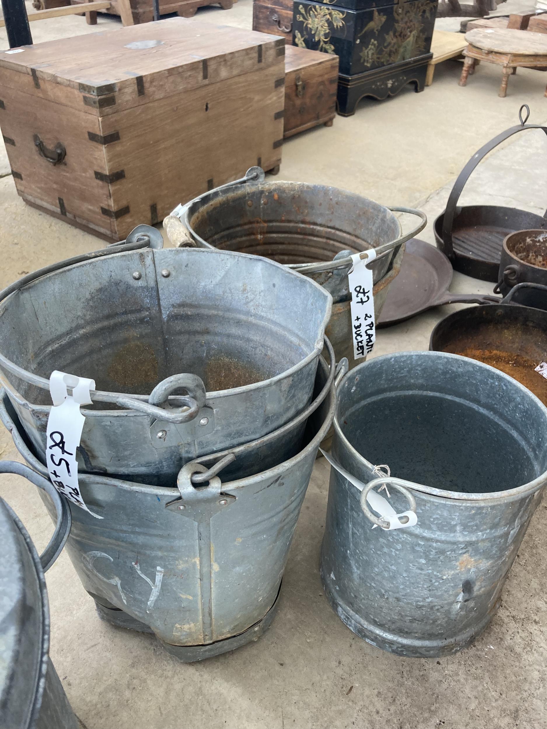 A GROUP OF VINTAGE GALVANISED BUCKETS TO INCLUDE A LIDDED EXAMPLE - Image 4 of 4