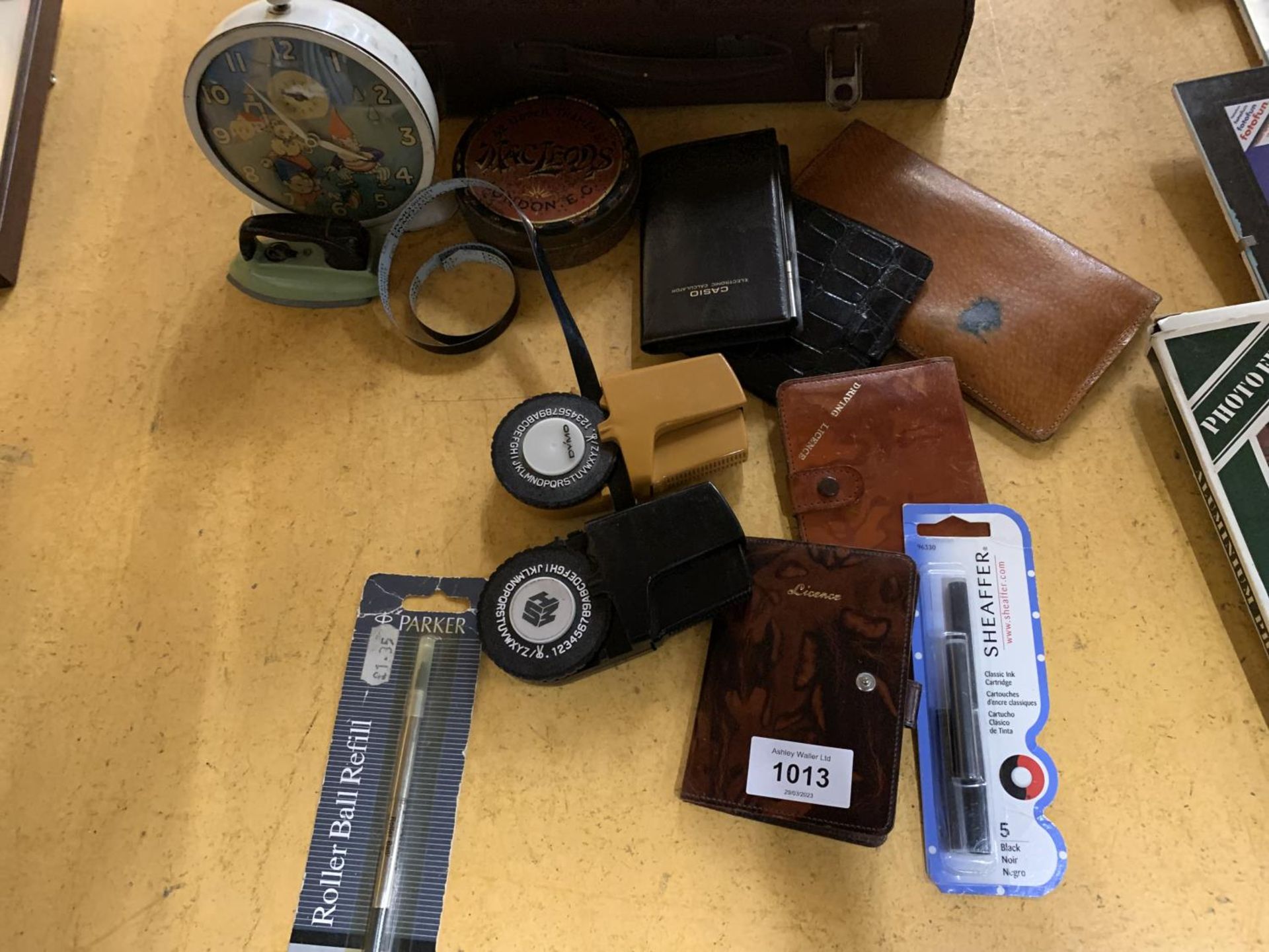 A MIXED LOT TO INCLUDE A NODDY CLOCK, LEATHER CASE, LEATHER WALLETS, CALCULATER, PENS, ETC - Image 2 of 3