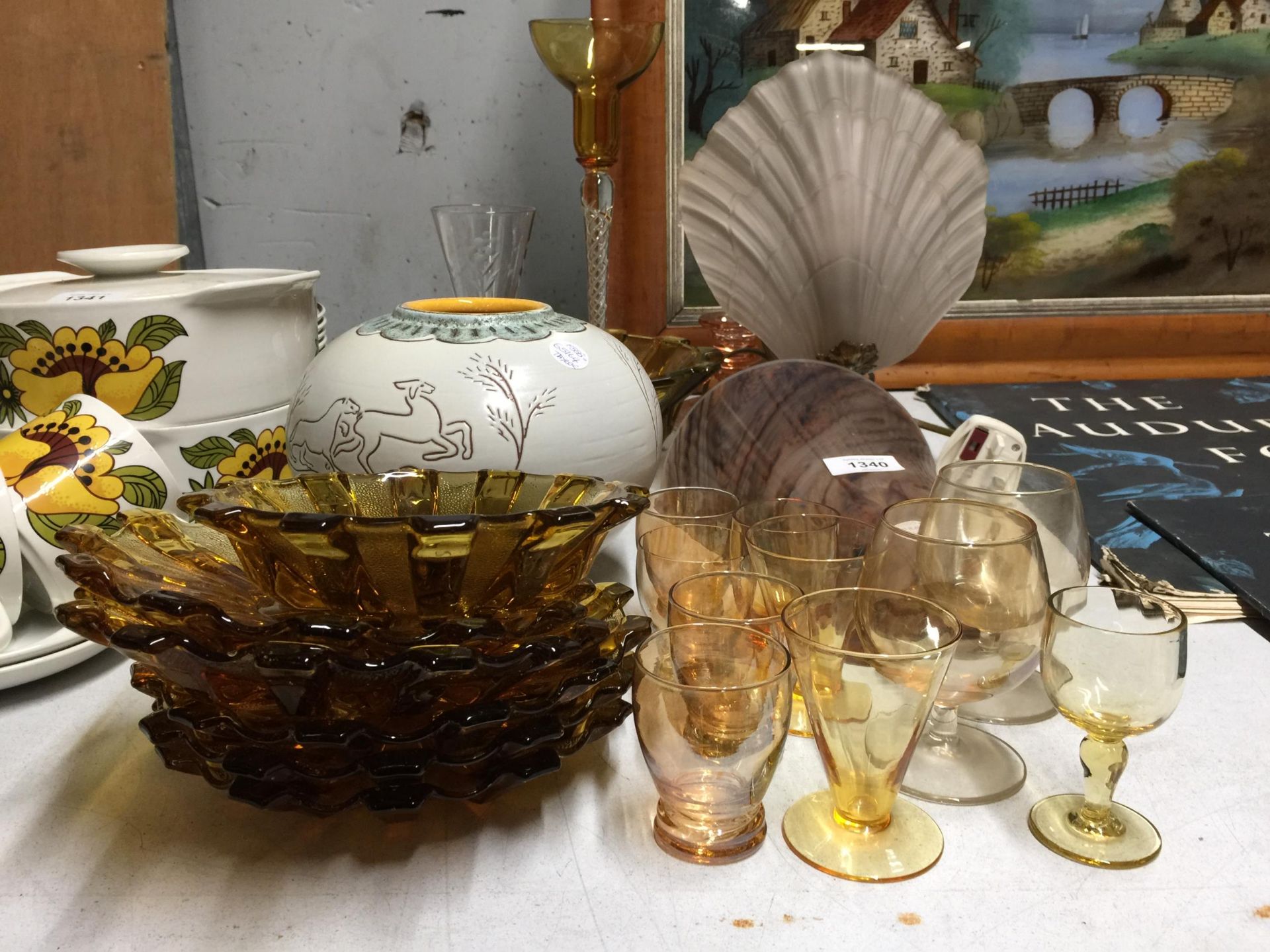 A MIXED LOT TO INCLUDE AMBER GLASS BOWLS AND DISHES, A BRASS LAMP WITH A GLASS 'SHELL' SHADE, A - Image 4 of 4