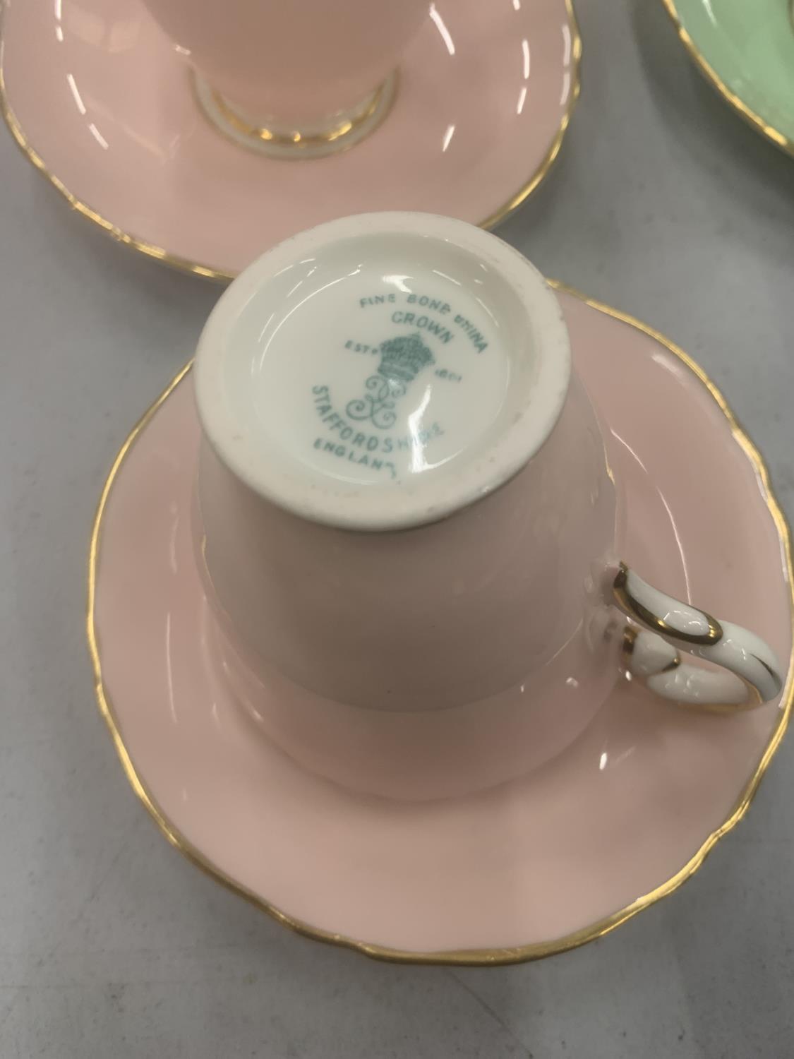 A QUANTITY OF CROWN STAFFORDSHIRE 'HARLEQUIN' CUPS, SAUCERS, CREAM JUGS AND SUGAR BOWL - Image 5 of 5