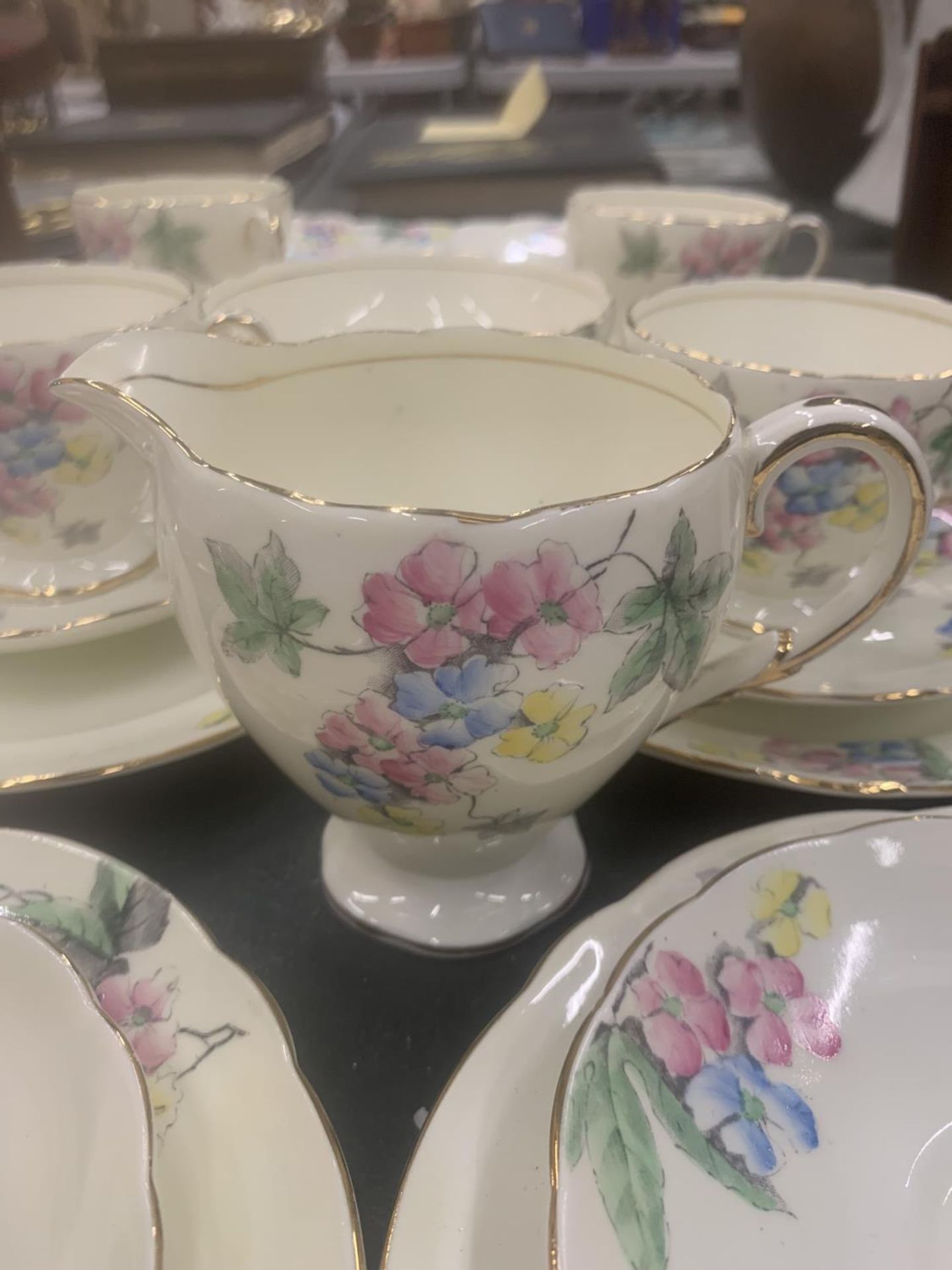 A VINTAGE FOLEY CHINA TEASET TO INCLUDE A CAKE PLATE, CUPS, SAUCERS, SIDE PLATES, A CREAM JUG AND - Image 4 of 7