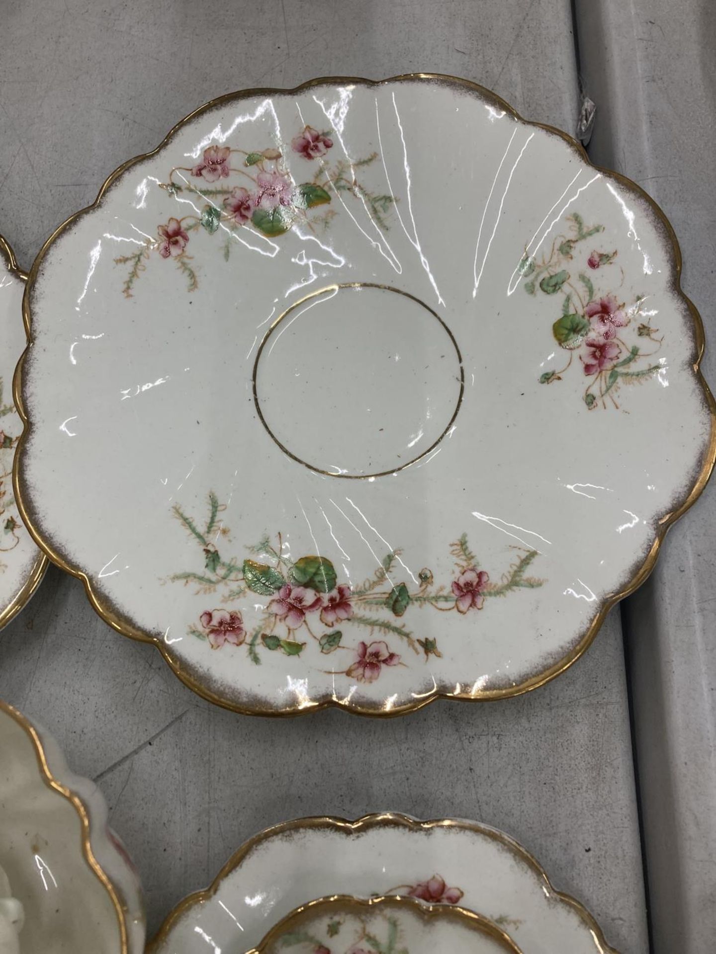 AN ANTIQUE DIAMOND CHINA TEASET TO INCLUDE A LARGE NUMBER OF TRIOS, TWO CAKE PLATES, A CREAM JUG AND - Image 4 of 6