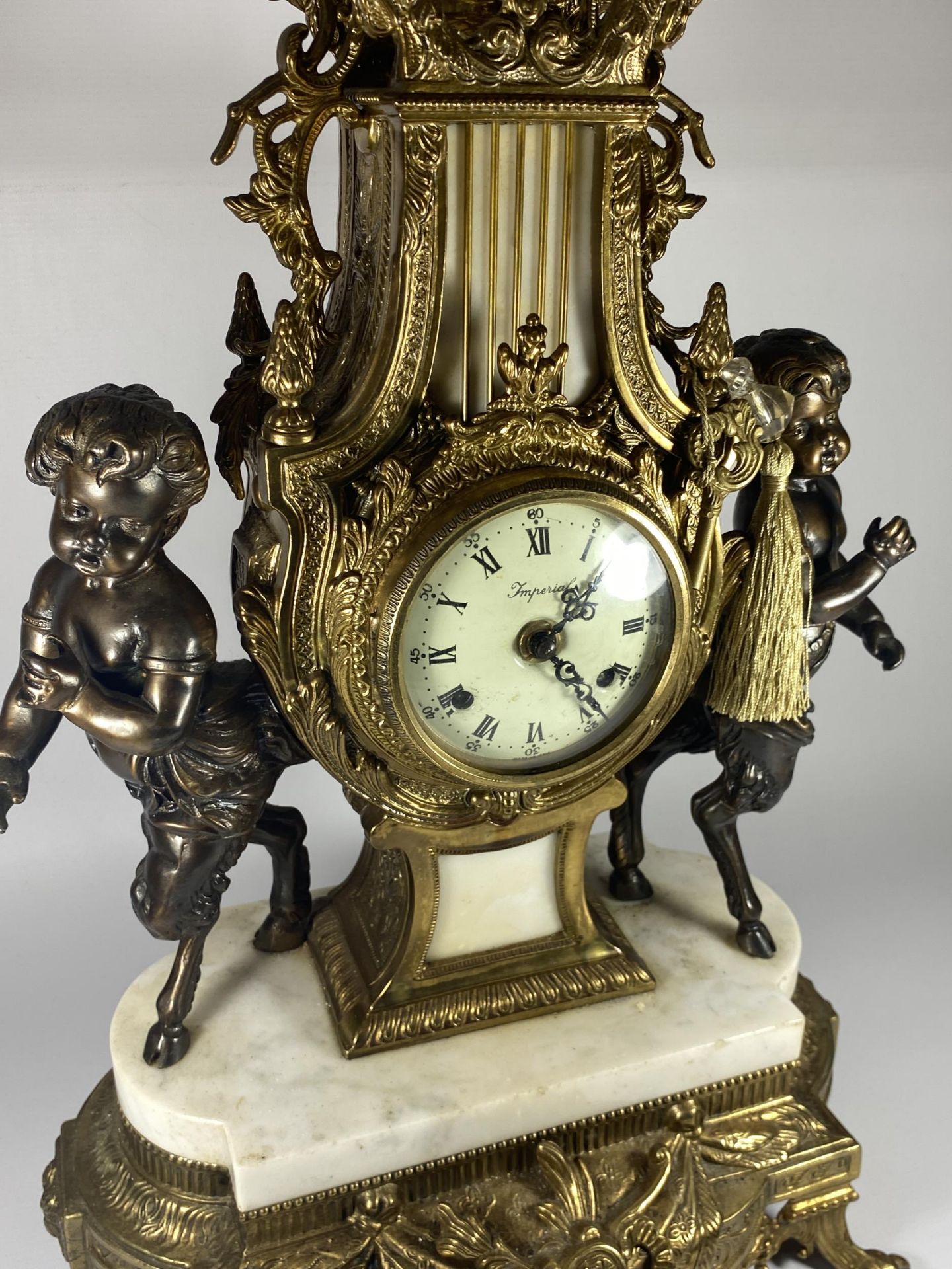 A C.1900 ITALIAN REPRODUCTION MANTLE CLOCK BY IMPERIAL IN BRASS WITH MARBLE BASE AND CHERUBS, HEIGHT - Image 2 of 5
