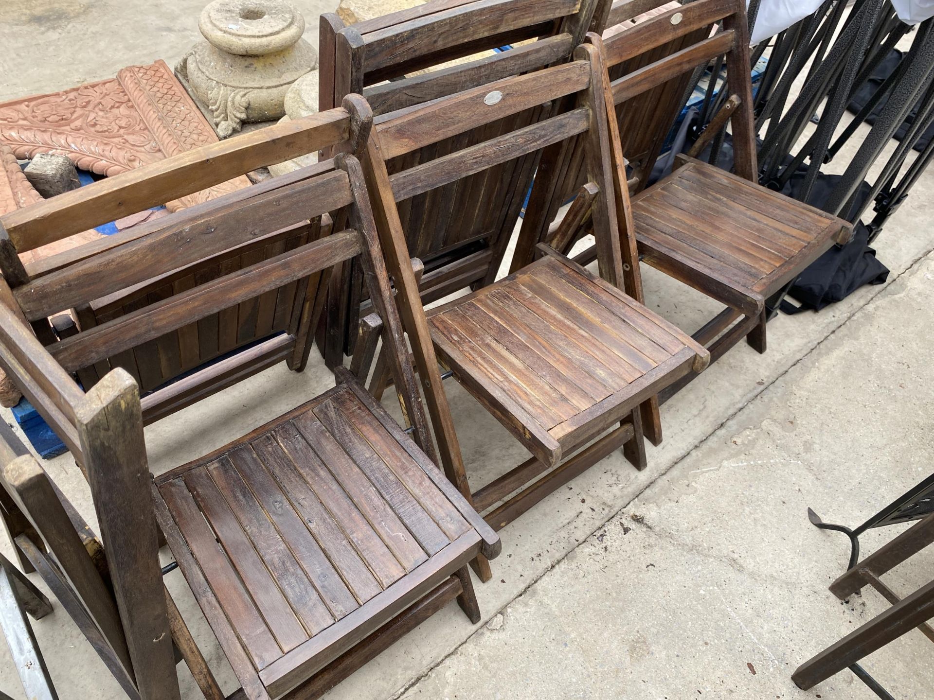 A BOXED AS NEW SET OF FIVE VINTAGE WOODEN FOLDING GARDEN CHAIRS (IMAGE SHOWS UNBOXED EXAMPLES)
