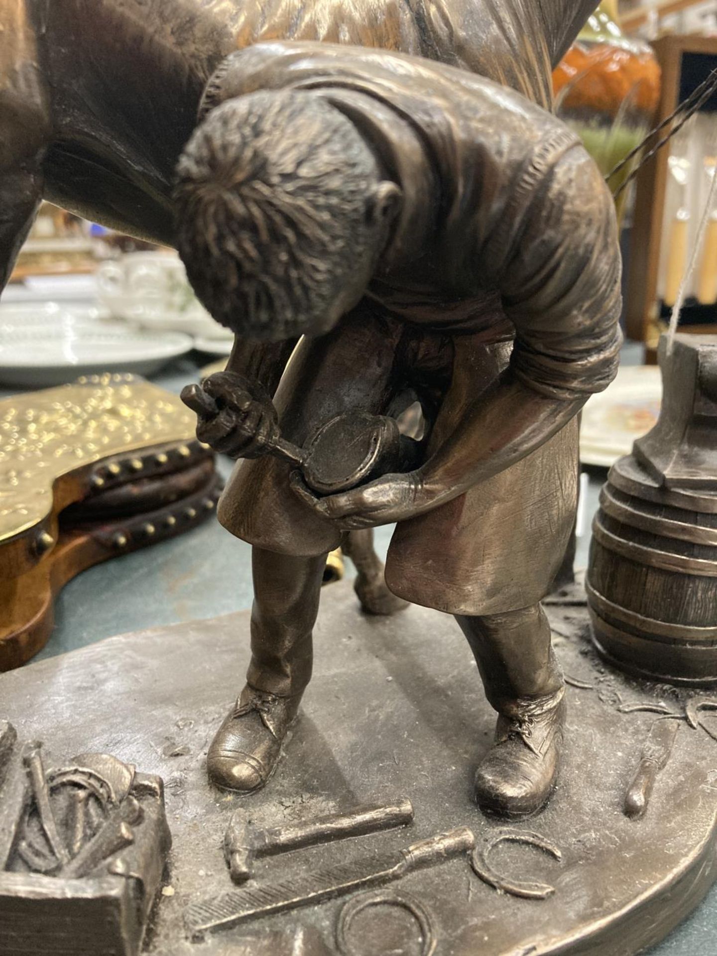 A VINTAGE BRONZE EFFECT MODEL OF A BLACKSMITH WITH HORSE - Bild 2 aus 7