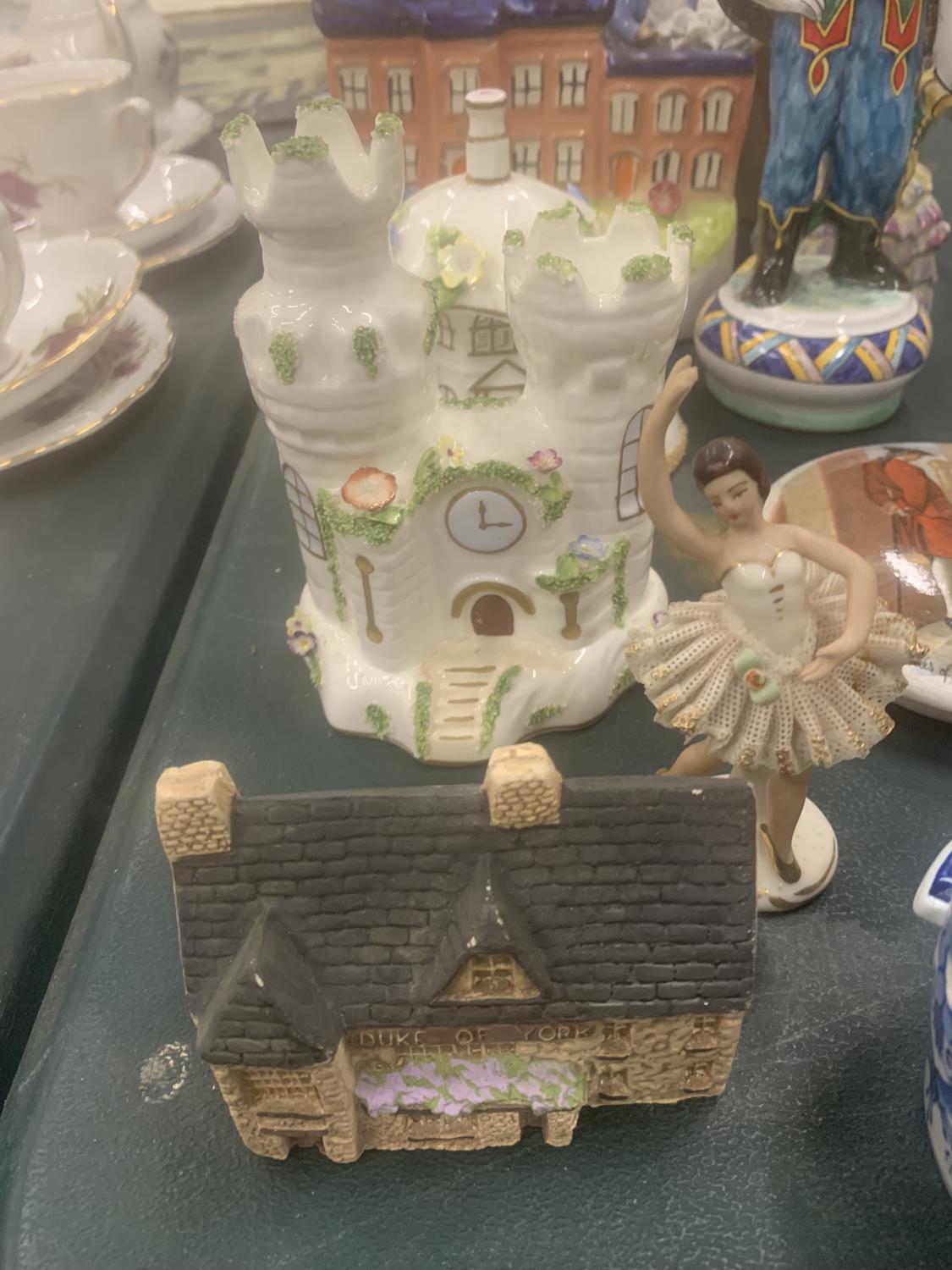 A MIXED LOT TO INCLUDE VINTAGE VASES, JUGS, COALPORT COTTAGES, FIGURES, ETC - Image 6 of 6