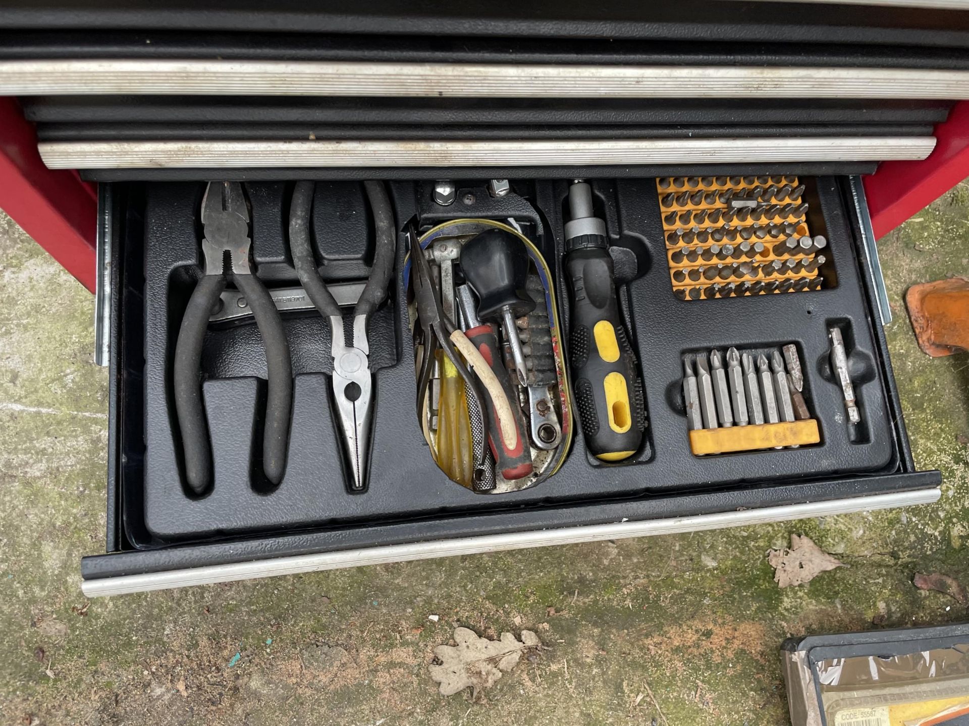 A TOOL CHEST COMPLETE WITH SCREWDRIVERS, HAMMERS, ETC ALONG WITH A SELECTION OF CROWBARS - Image 4 of 4