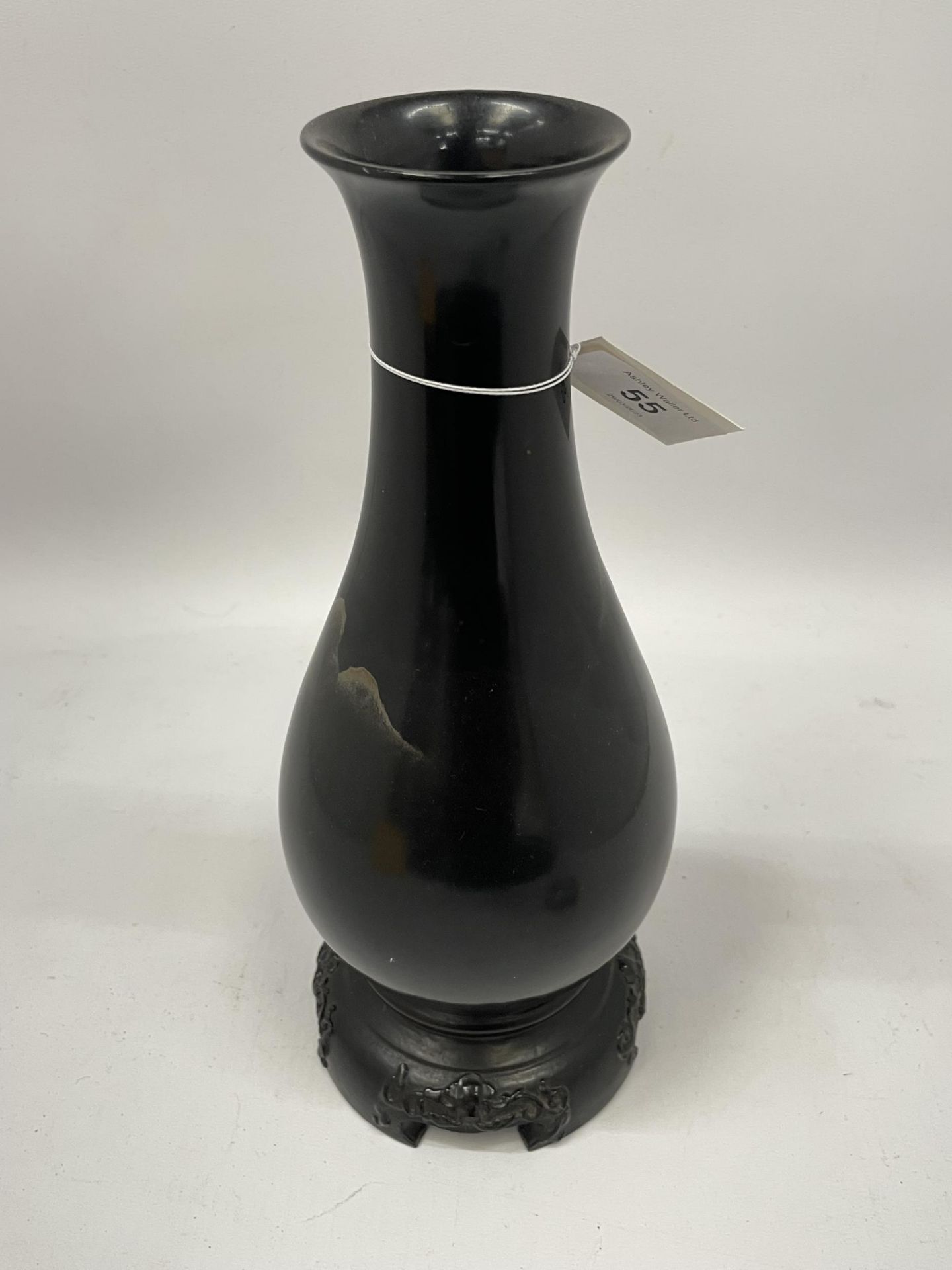 A MID 20TH CENTURY CHINESE FUZHOU BLACK LACQUERED GILT DESIGN VASE ON STAND, HEIGHT 29CM - Bild 2 aus 2