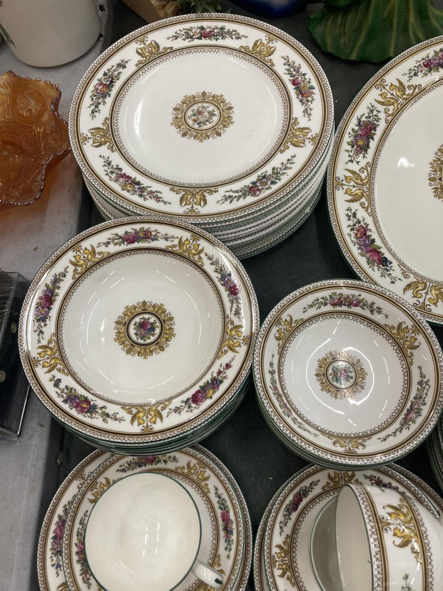 A LARGE QUANTITY OF WEDGWOOD 'COLUMBIA' DINNERWARE TO INCLUDE VARIOUS SIZES OF PLATES, BOWLS, - Image 3 of 5