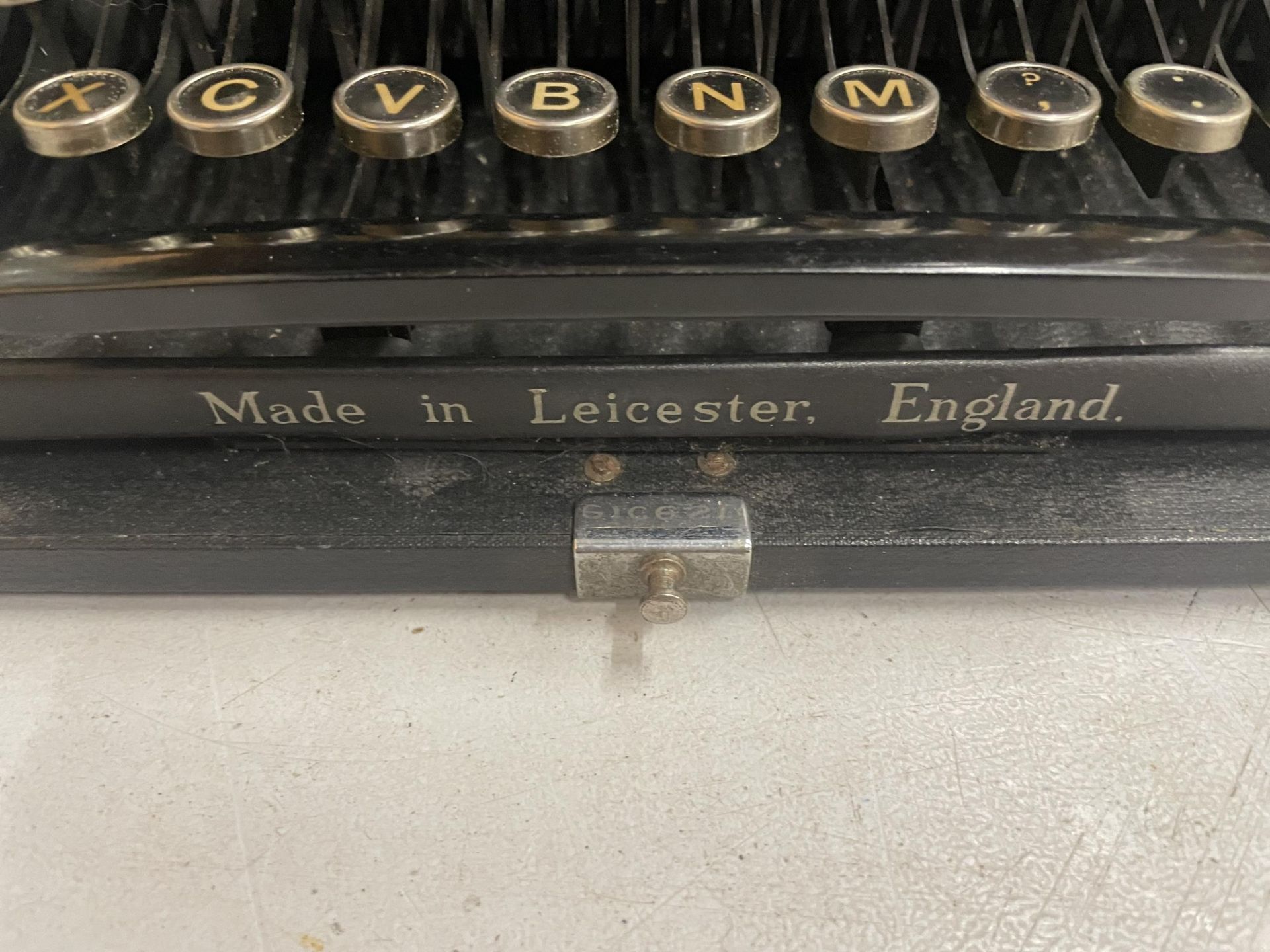 A VINTAGE CASED IMPERIAL THE GRAND COMPANION TYPEWRITER - Image 4 of 5