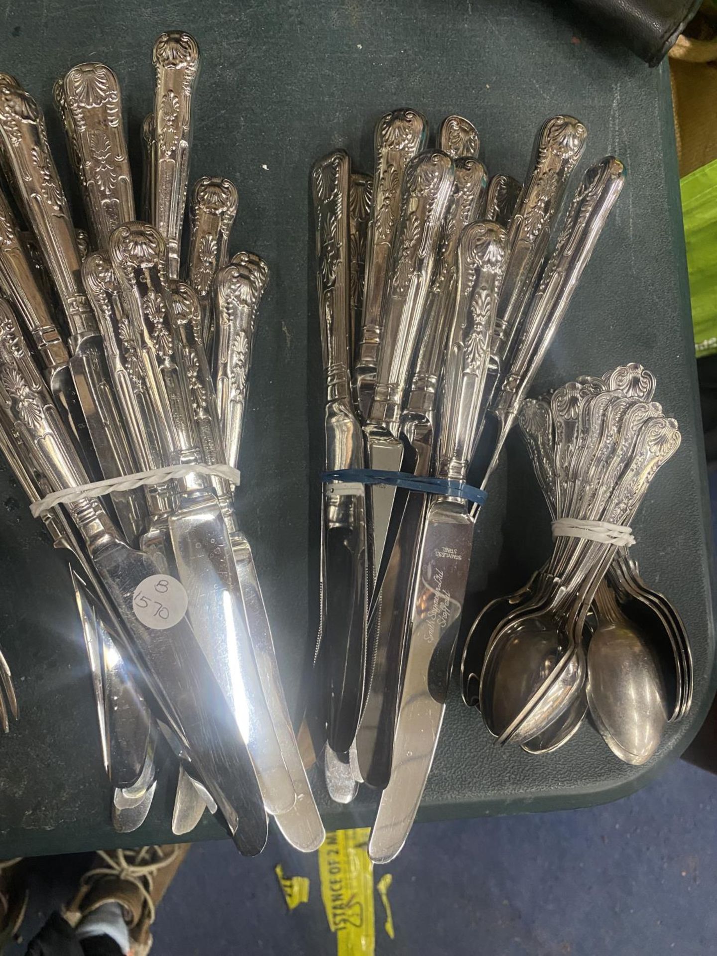 A QUANTITY OF VINTAGE FLATWARE TO INCLUDE KNIVES, FORKS, SPOONS, ETC - SOME BOXED - Image 5 of 5