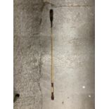 A VINTAGE RIDING CROP LENGTH 79CM