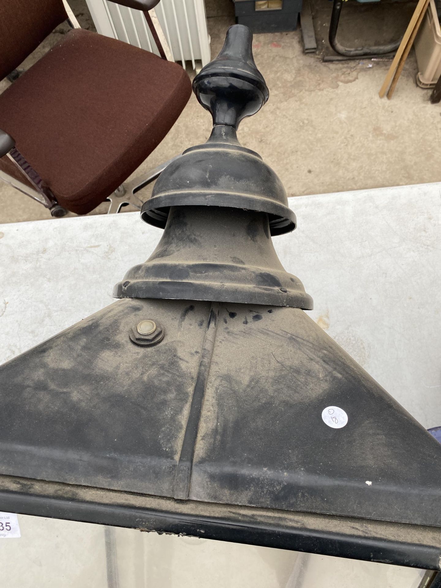 A VINTAGE STYLE METAL COURTYARD LIGHT FITTING - Image 2 of 3