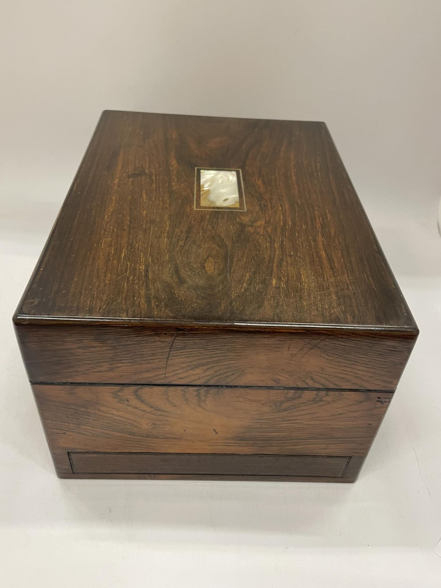 A VICTORIAN ROSEWOOD JEWELLERY BOX WITH MOTHER OF PEARL DESIGN & RED SILK INTERIOR AND SECRET SIDE - Bild 5 aus 7