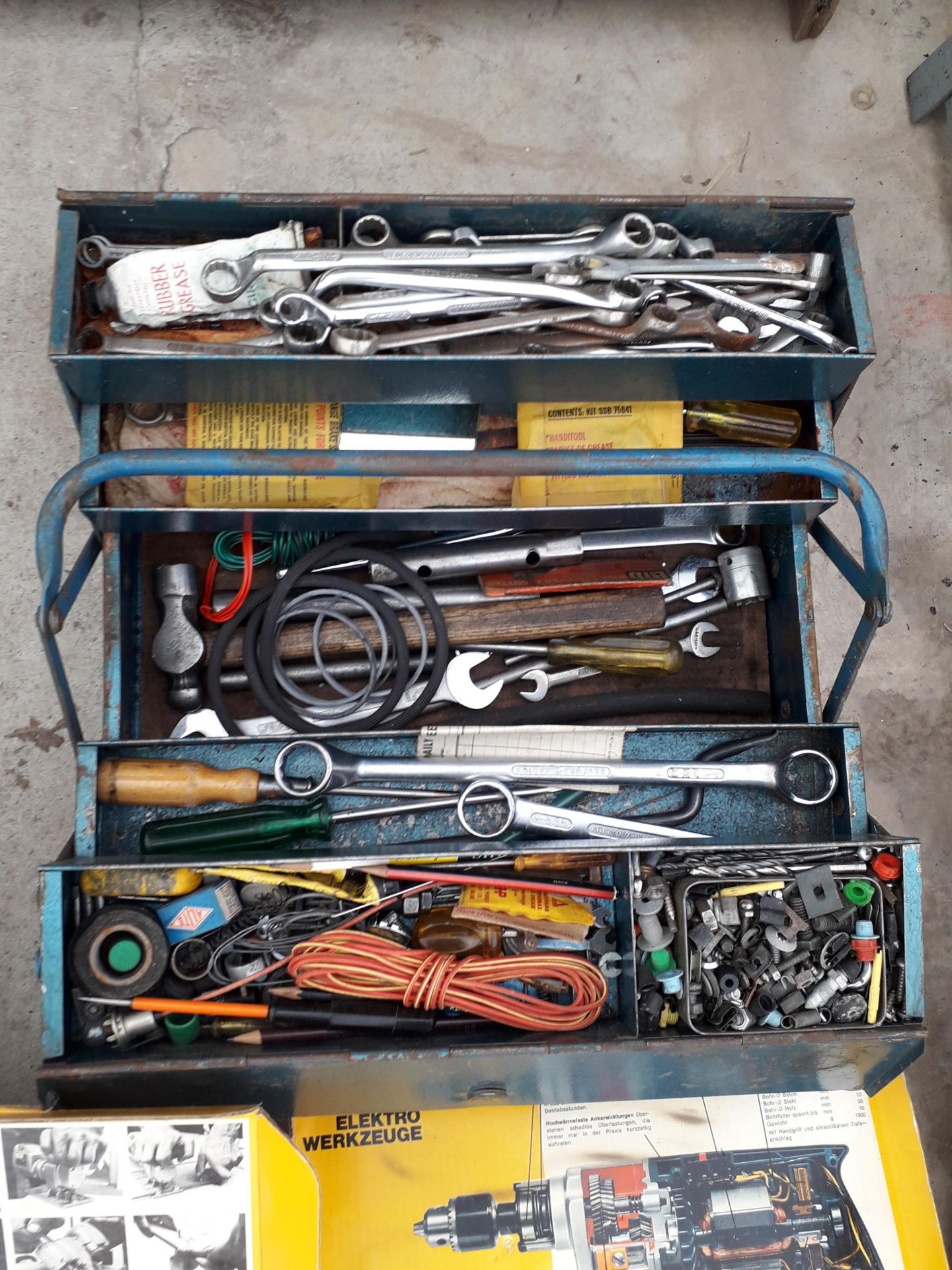 AN ASSORTMENT OF TOOLS TO INCLUDE A AEG DRILL AND ROUTER AND TOOL BOX - Bild 2 aus 4