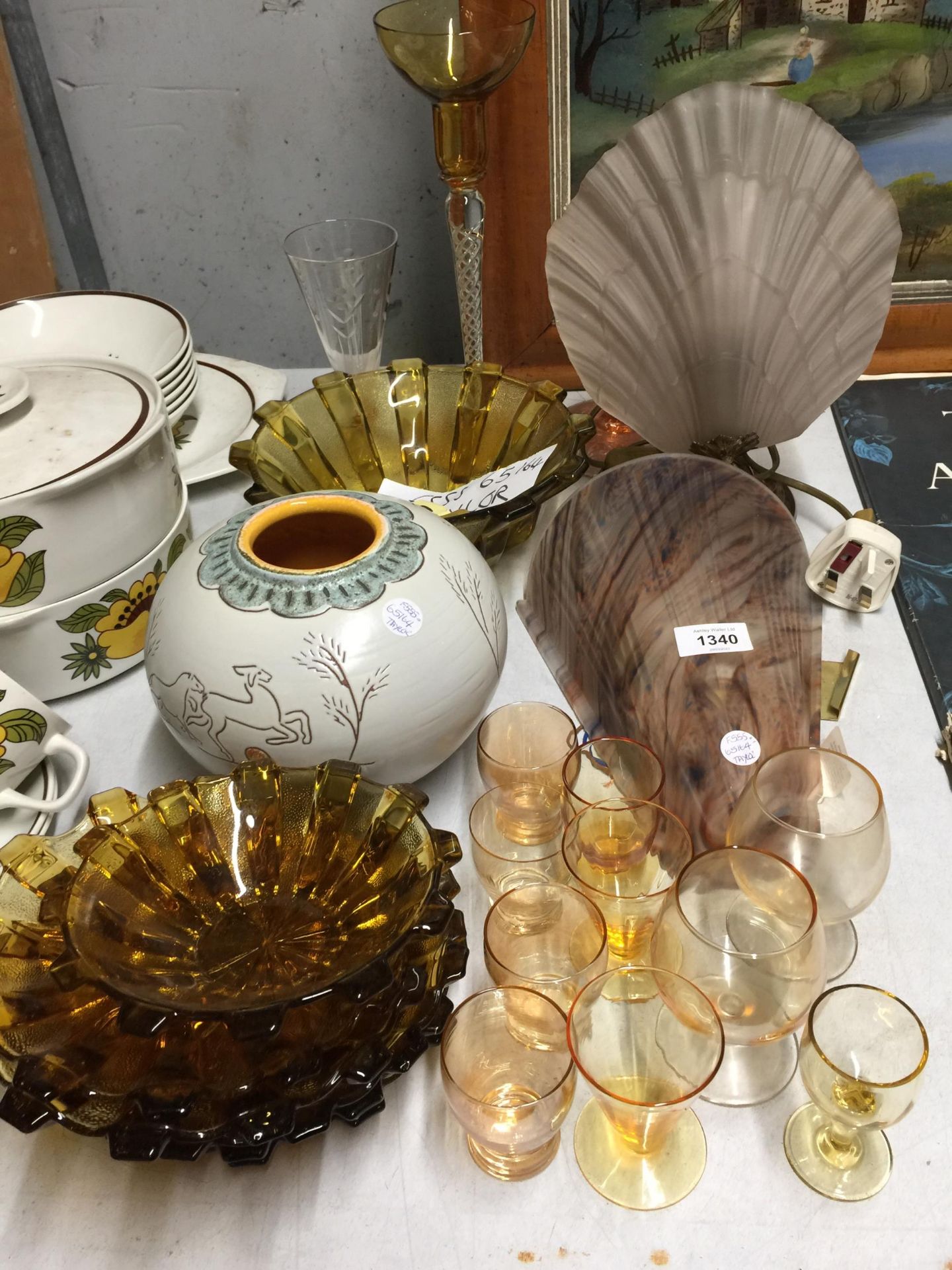 A MIXED LOT TO INCLUDE AMBER GLASS BOWLS AND DISHES, A BRASS LAMP WITH A GLASS 'SHELL' SHADE, A