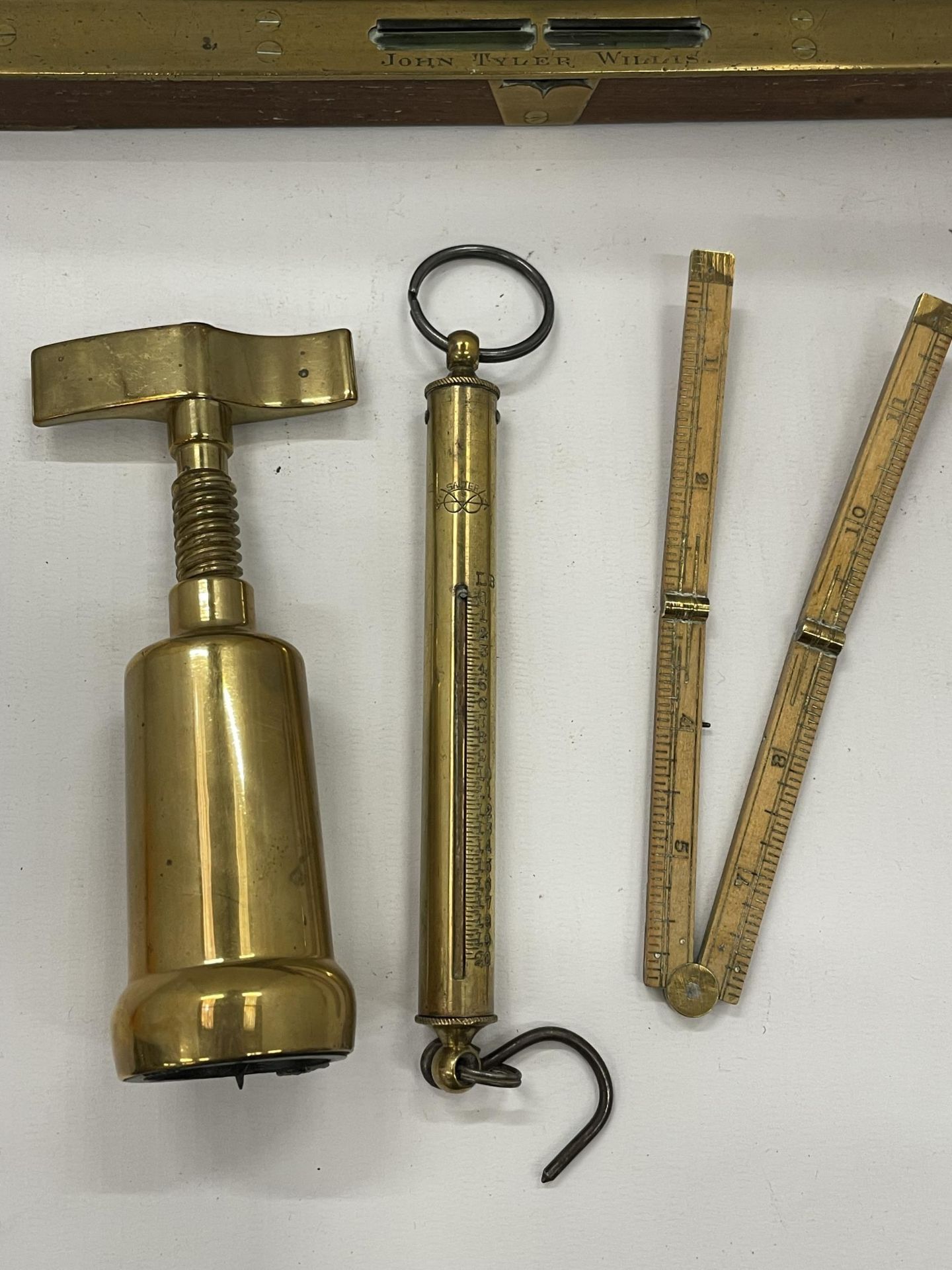 A COLLECTION OF VINTAGE BRASS SPIRIT LEVELS AND FURTHER TOOLS J.RABONE & SONS, MINIATURE SALTER - Bild 4 aus 5