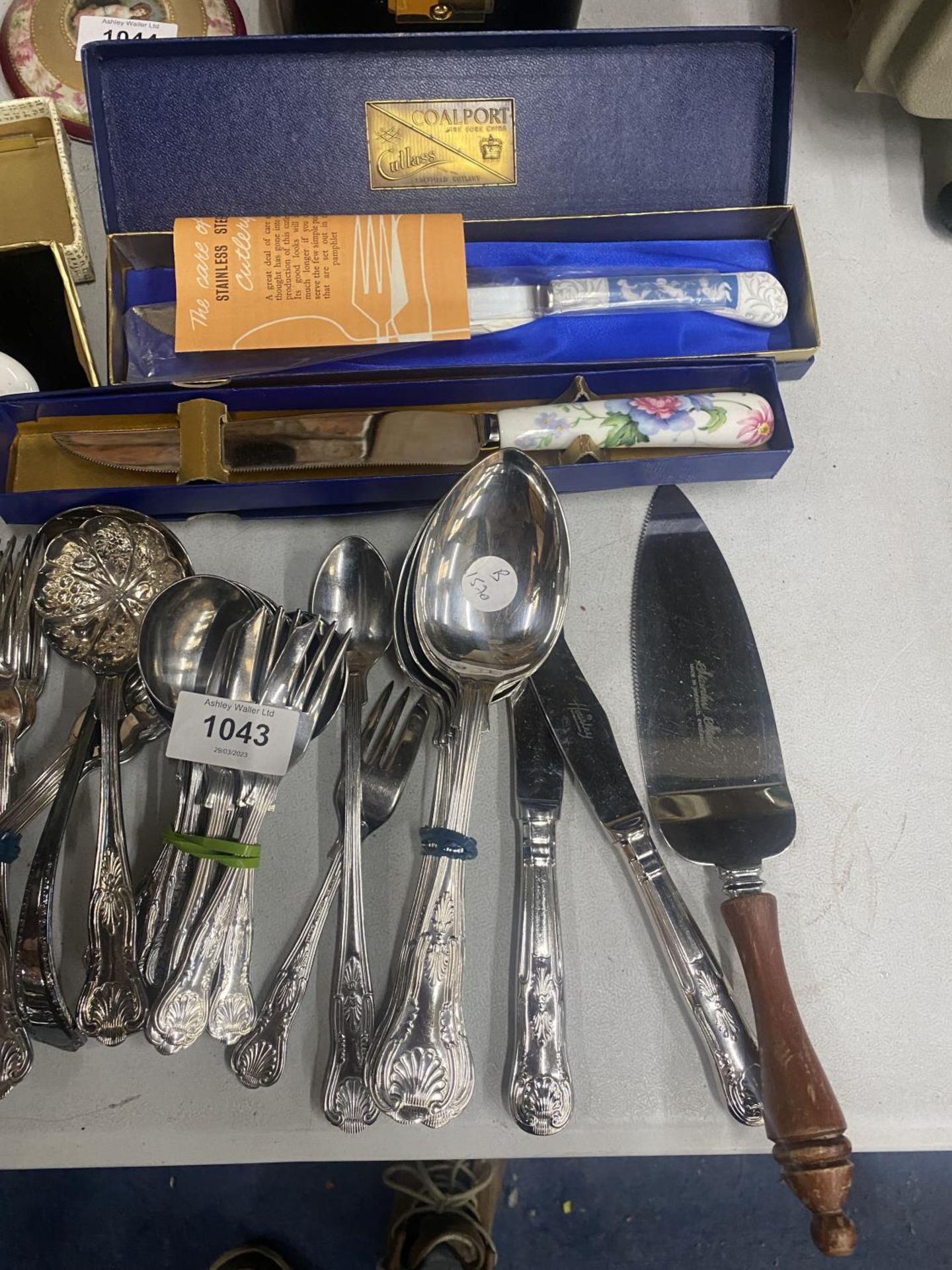A QUANTITY OF VINTAGE FLATWARE TO INCLUDE KNIVES, FORKS, SPOONS, ETC - SOME BOXED - Image 3 of 5