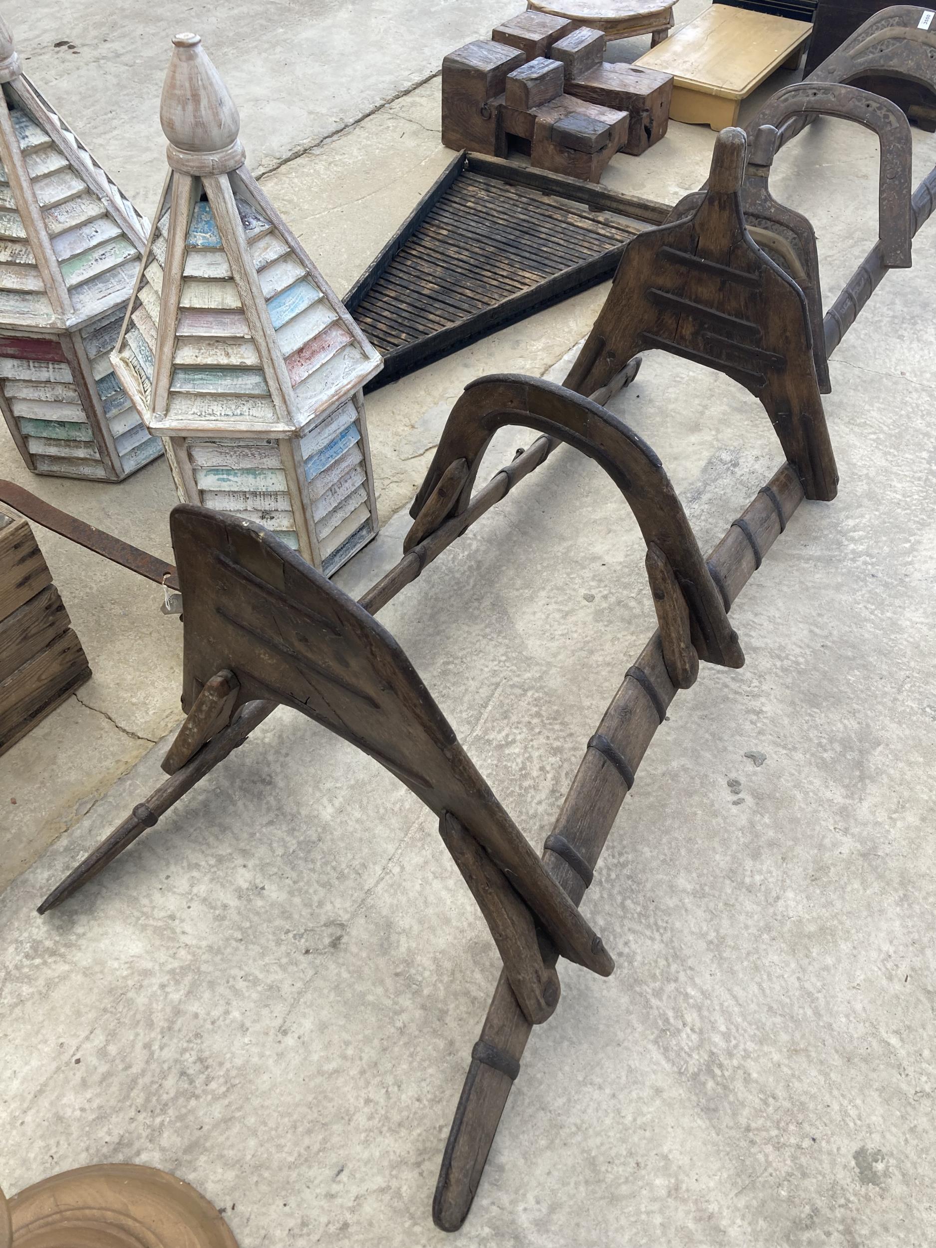 A VINTAGE INDIAN HARDWOOD AND CAST METAL STAND / RACK