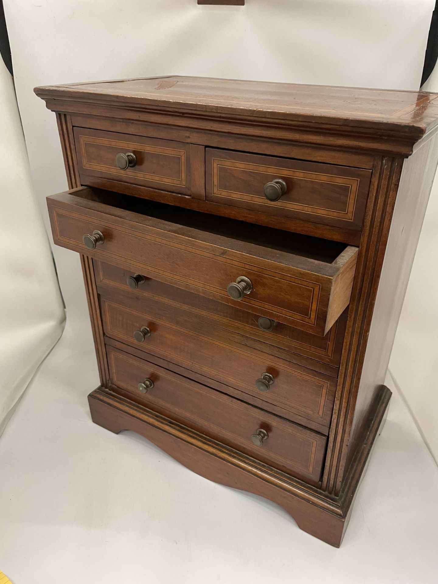 AN EDWARDIAN INLAID MAHOGANY APPRENTICE CHEST OF DRAWERS COMPRISING TWO SHORT OVER FOUR LONG - Image 3 of 4