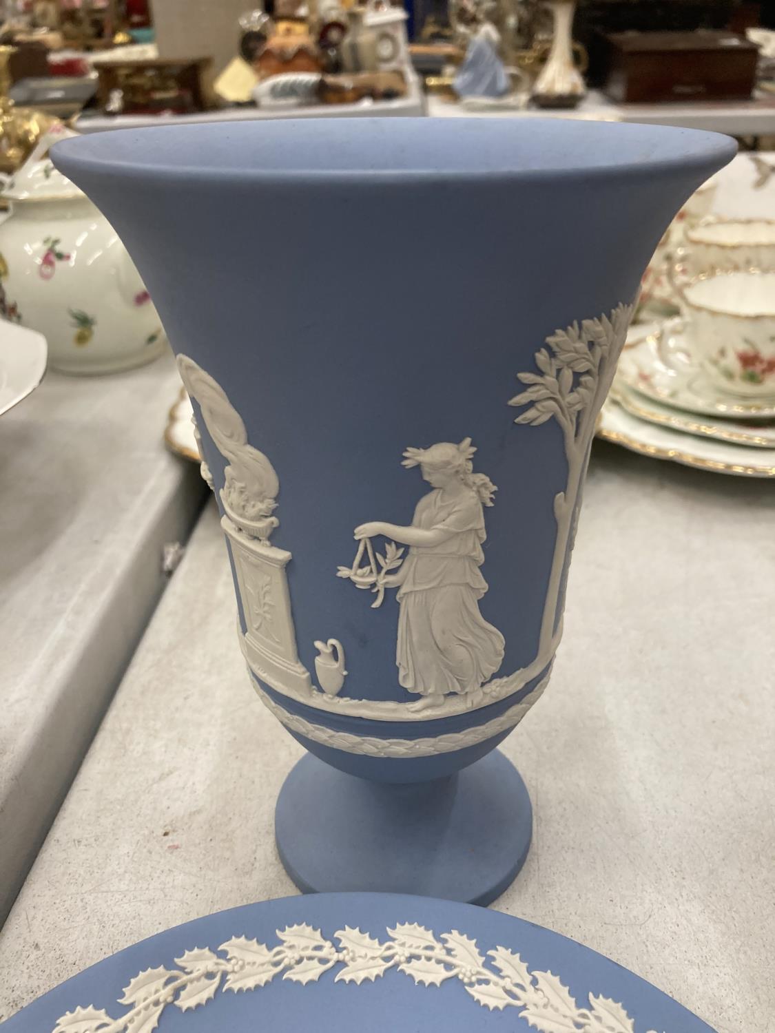 A QUANTITY OF WEDGWOOD JASPERWARE TO INCLUDE A WHITE PLATE WITH A BLUE DEER DECORATION, VASE, PIN - Image 2 of 6