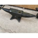 A VINTAGE CAST IRON BLACKSMITHS ANVIL (L:40" H:12")