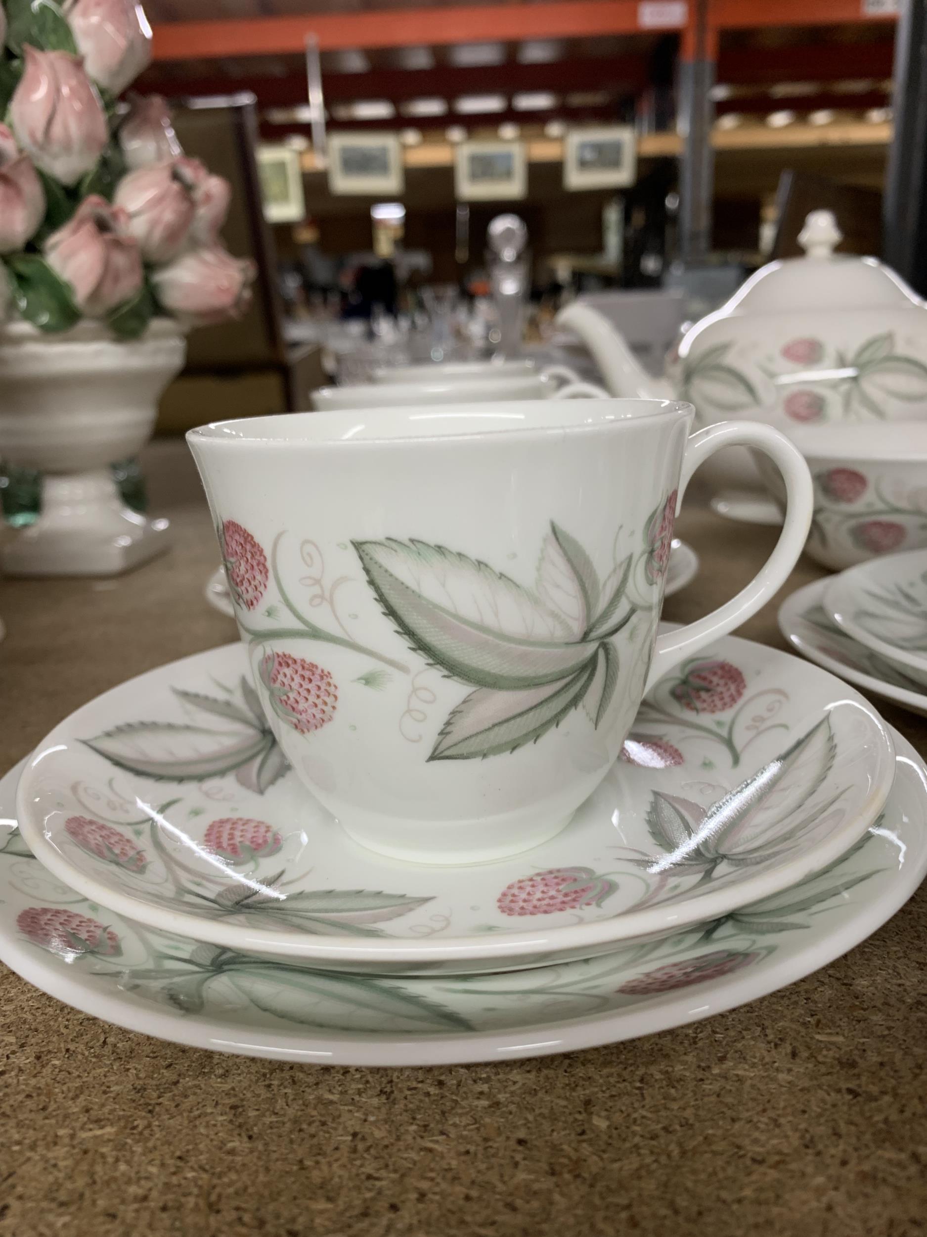 A SUSIE COOPER COFFEE AND TEA SET TO INCLUDE A TEA AND COFFEE POT, SUGAR BOWL, CREAM JUG, CUPS, - Image 2 of 3