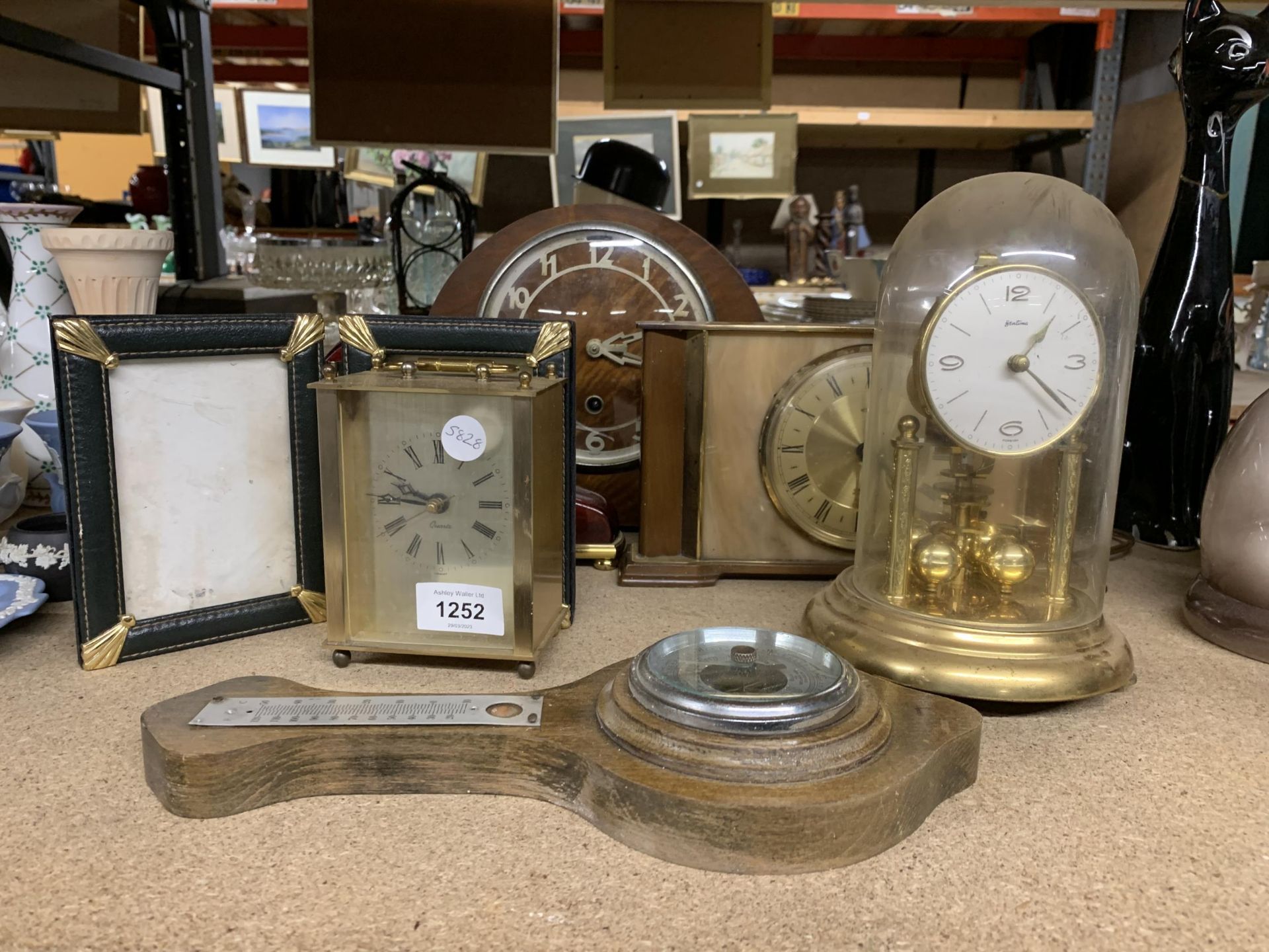 SIX VINTAGE CLOCKS AND A BAROMETER TO INCLUDE A METAMEC ROMAN NUMERAL MANTLE CLOCK WITH KIENZLE
