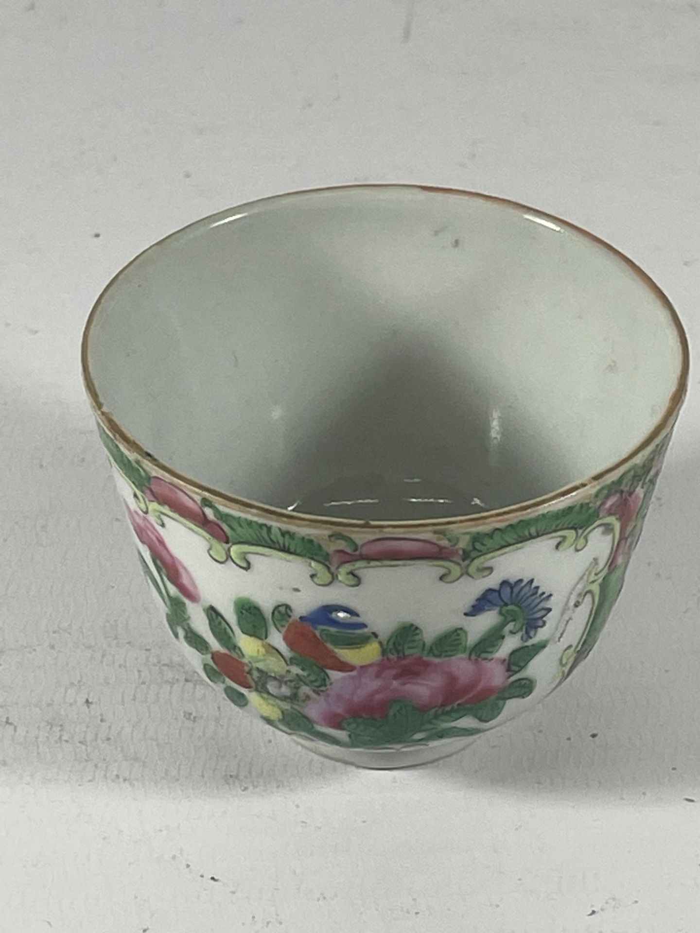 A 19TH CENTURY CHINESE CANTON FAMILLE ROSE TEABOWL, HEIGHT 5CM