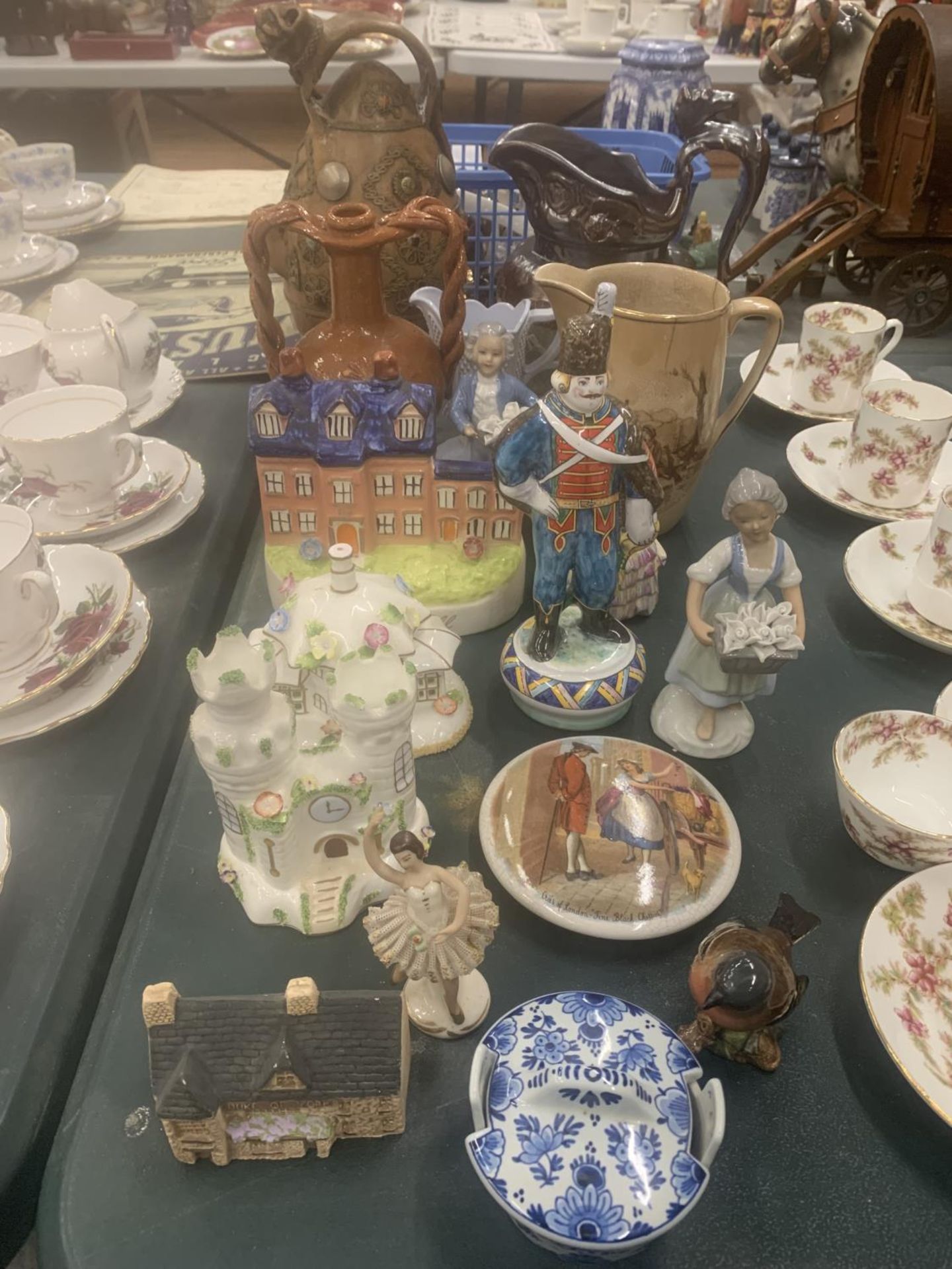 A MIXED LOT TO INCLUDE VINTAGE VASES, JUGS, COALPORT COTTAGES, FIGURES, ETC